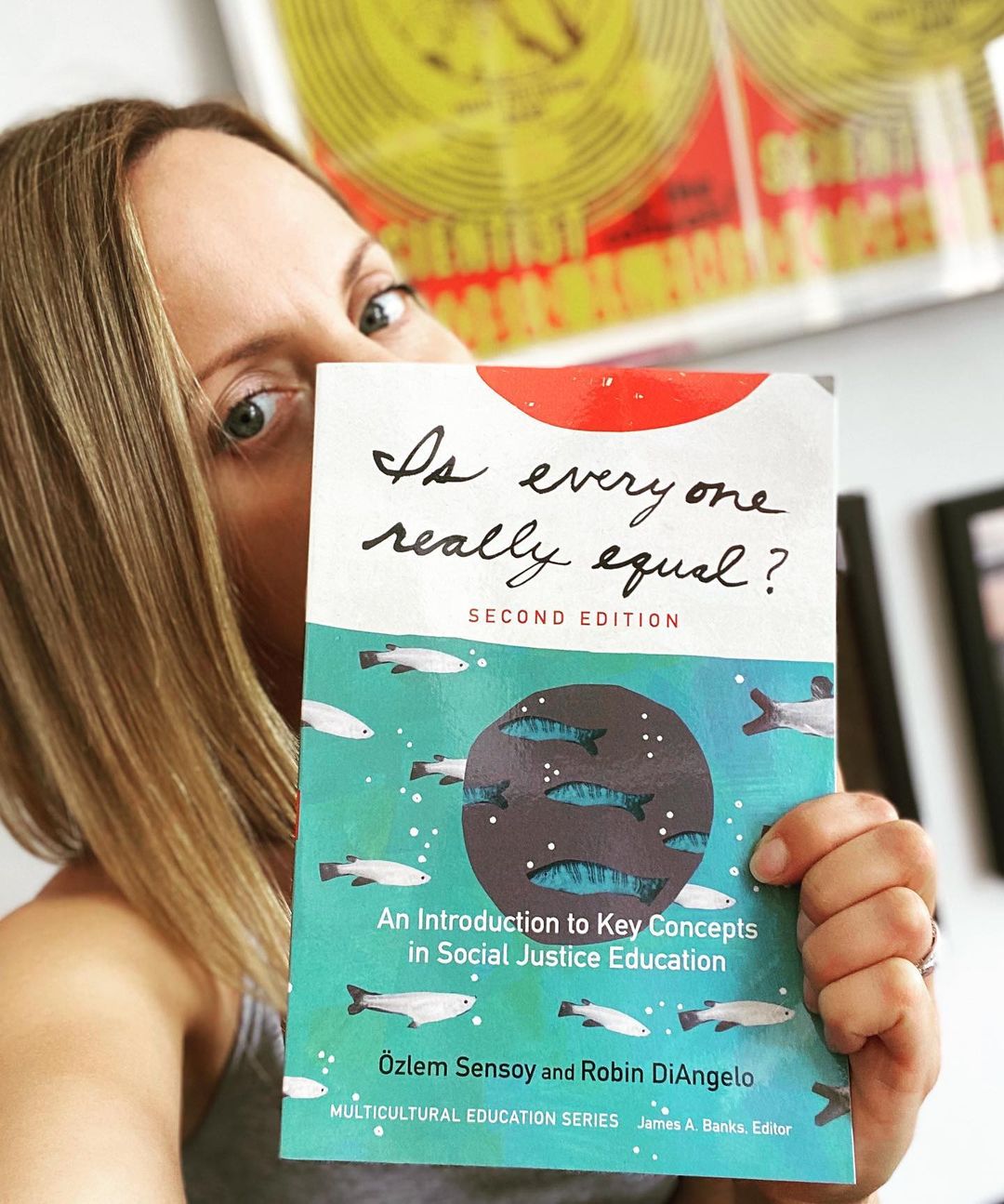 ミーナ・スヴァーリのインスタグラム：「Latest gift to myself.✊🏼 #SelfCare 👁」