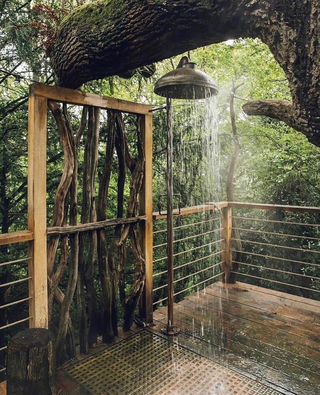 Crazy Roomsさんのインスタグラム写真 - (Crazy RoomsInstagram)「Which outdoor shower do you prefer?! 🚿😍 1 - by @djunapix Ubud, Bali 2 - by @haarkon Dorset, United Kingdom 3 - by @rogerdaviesphotography Los Angeles, California 4 - by @sbarchitects Calistoga, California #crazyroomss」6月30日 9時50分 - crazyroomss