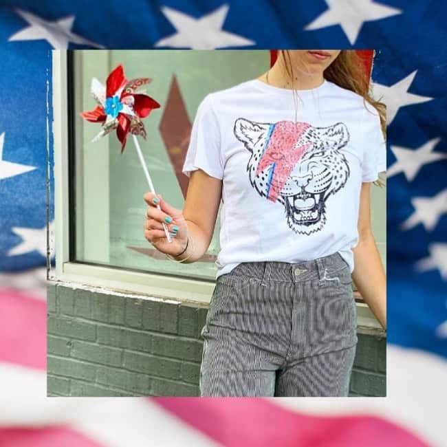 プリンス ピーターのインスタグラム：「4th of July ready 🙌🏽🇺🇸  . . . . : . . . . . . . . . . . . .  #wholesale #ootd #graphictees #stylewild #fashioninsta #createcultivate #fashiongram #fashioninspo #boutiqueshopping #boutiqueclothing #trending #wholesaleclothing #styletrends」