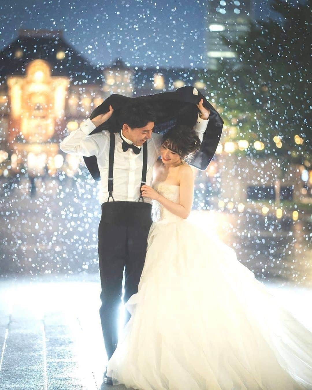 ♡プラコレWedding·⋆*さんのインスタグラム写真 - (♡プラコレWedding·⋆*Instagram)「@placolewedding【#Dressy花嫁 】【#プラコレ】をつけて投稿&フォローしてね♩ . ＝＝＝＝＝＝＝＝ . 雨の日のウェディングフォト特集☔*  . フランスでは 「Mariage pluvieux mariage heureux !」  雨の日の結婚式は幸運をもたらす、 という意味のことわざがあるんですよ🍀🍀 . これから新郎新婦が流す一生分の涙を、 神様が代わりに流してくれており、 神様の涙が雨となり、 その雨に乗せて祝福の天使が舞い降り ふたりは幸福になれるといわれています😊* とってもロマンチックな言い伝えです。 . ＝＝＝＝＝＝＝＝ 📷 maRthgraphy @eiji_maRthgraphy ＝＝＝＝＝＝＝＝ 『#Dressy花嫁』『#プラコレ』の ハッシュタグをつけて写真をUPしてね✦ 花嫁アプリ『Dressy by プラコレ』の 記事に掲載＆リグラムされるかも♩ . みなさまからのいいねや保存 コメントをお待ちしています♥ 「このウェディングドレス可愛い！」 「ヘアスタイルも気になる！！」 「今の花嫁さんの流行りは！？」etc. . ＝＝＝＝＝＝＝＝ 花嫁アプリでは、 プロのアドバイザーに結婚式の相談を何度でも♡ ウェディングドレスの記事や、 自分のウェディングレポを残せちゃう♡” . ＞＞＞TOPのURLからcheck ⋈ @placolewedding ＞＞＞結婚のご相談は プラコレウェディングアドバイザーへ♡ @wedding_adviser ＞＞＞ウェディングレポを残したいなら、 farny by プラコレをcheck ✎ @farny_wedding ＞＞＞ウェディングアイテム＆DIYは farnyアイテムをcheck ❁ @farny_wd.item >>>素敵なドレスに出会いたい花嫁さま♡ @dressyonline_をcheck . ＝＝＝＝＝＝＝＝ . #プレ花嫁 #卒花 #花嫁 #卒花嫁 #結婚 #結婚式 #結婚準備 #花嫁準備 #weddingtbt #weddingdress #ウェディングフォト #前撮り #後撮り #ロケーションフォト #farnyレポ #2020夏婚 #2020秋婚 #2020冬婚 #雨フォト #雨 #東京前撮り #洋装フォト #ウェディングドレス #weddingphoto  #梅雨 #ジューンブライド」6月30日 9時55分 - placole_dressy