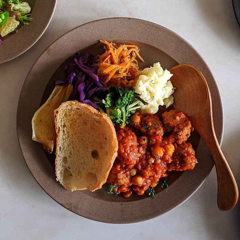のインスタグラム：「〈 今日のえんごはん 〉  ミートボールのトマト煮とさわやかな柑橘のサラダ🍅🥗  ミートボールをひよこ豆やレンズ豆とトマトソースで煮込んだら、常備菜と一緒に盛り付けてパンも一緒に色がきれいなワンプレートご飯。 ㅤㅤㅤㅤㅤㅤㅤㅤㅤㅤㅤㅤㅤ  サラダにはスーパーで見つけた美味しそうな柑橘も一緒に混ぜて🍊 . . 使ったお皿: テーラー　リム皿（試作品） . . #マルヒロ #MARUHIRO #波佐見町 #えんごはん #HASAMI #BARBAR #波佐見焼 #おうちカフェ #昼ごはん #ワンプレートごはん #ワンプレートランチ #ミートボール #おうち時間 #朝ごはん」
