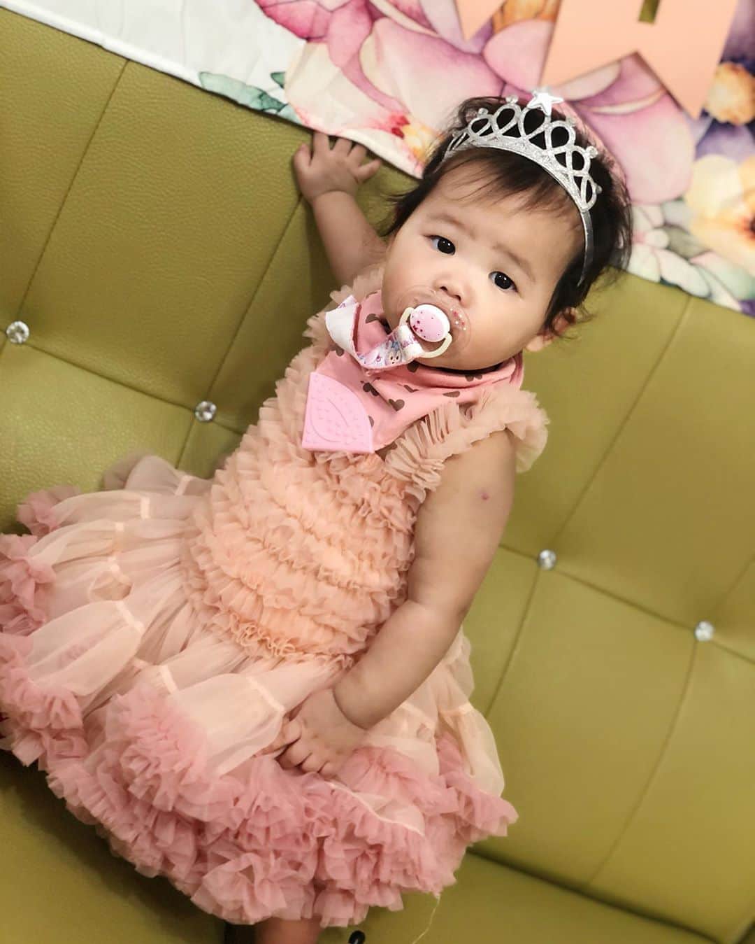 Miaのインスタグラム：「6/28 小女鵝就醬滿一歲了！❤️ 去年還在肚子裡今年就開始學姐姐一起皮在癢！連假也是忙著灌氣球的媽媽不專業佈置～即使是妹妹也要跟姊姊一樣開心的抓週！ #換了三套的變裝秀🥳 #抓周兩次都是1蹴鞠2包子3笛子 #第3次不爽抓 #記得姐姐好像也有抓足球 #延續屏東爺爺踢足球😂 #忙東忙西的最近 #1歲生日🎈🎉❤️🎂🤟 #謝謝宥嫂的手工包屁洋裝❤️」