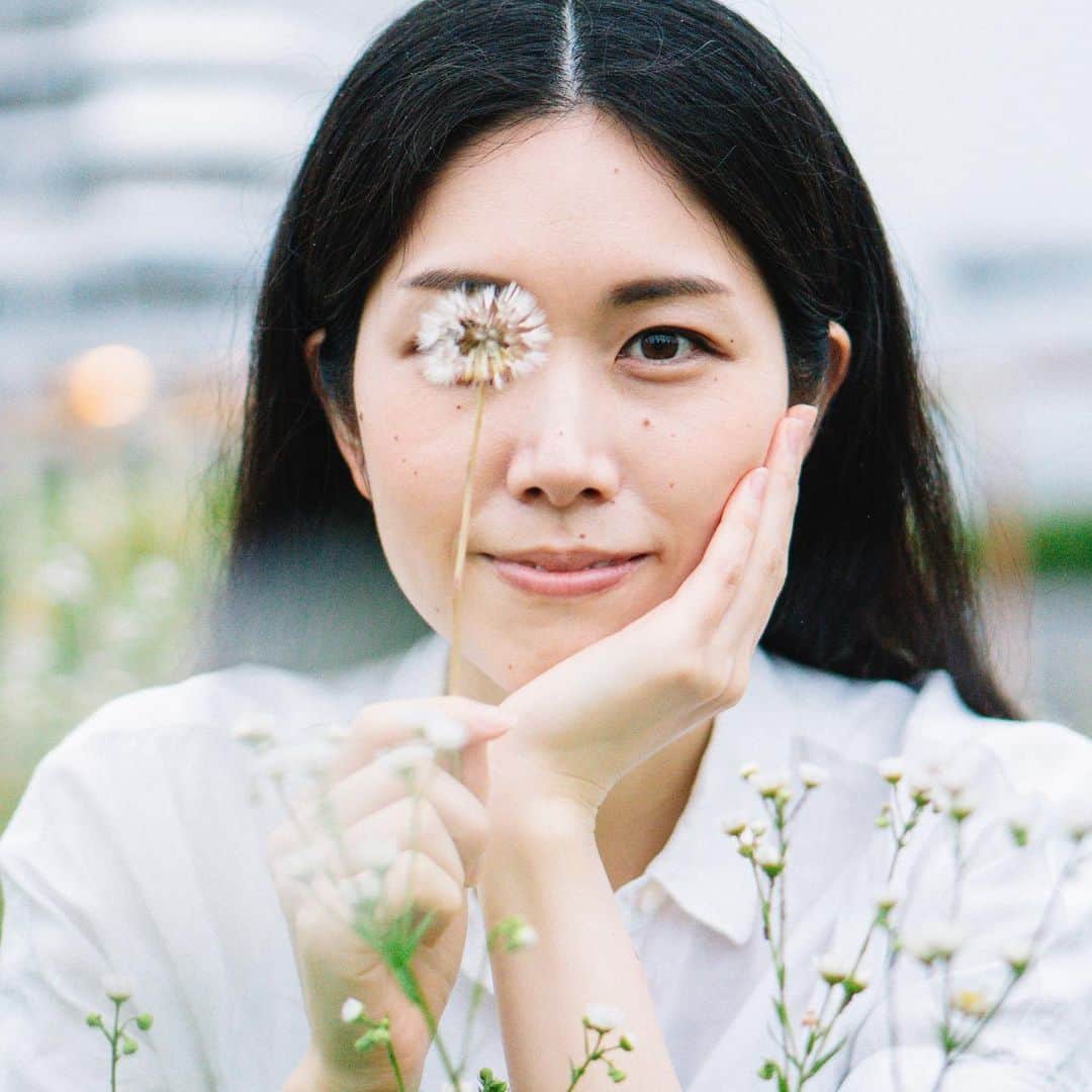 Naokoのインスタグラム：「eyes.. @sony  *  写真雑誌『写真ライフ』で連載をしています。 週末、小旅行に出かけた先でゆったり景色を楽しんで写真を撮る。スローフォトという連載です。 今回は横浜にて、ソニーのカメラで写真を撮ってきました。 今回を含め３日に渡ってご紹介させてください！ α6100、α6400を使ってのんびりと街を散策しながら撮影する贅沢な時間がとても楽しかったです。  横顔や片方の瞳が隠れているケース、光のコントラストが強い窓辺など、様々なシチュエーションで『リアルタイム瞳AF』を試してみました。どの場面も素早く瞳を感知してしっかりと追いかけてくれるので、作品作りに集中して好きなタイミングを逃さず撮影できました。人の表情は瞳にピントが合うことで際立つので、これは嬉しい機能でした。  何かご質問などありましたら気軽に聞いてください！  #PR #タイアップ #Sony #α6100 #写真ライフ　#ショートトリップ」