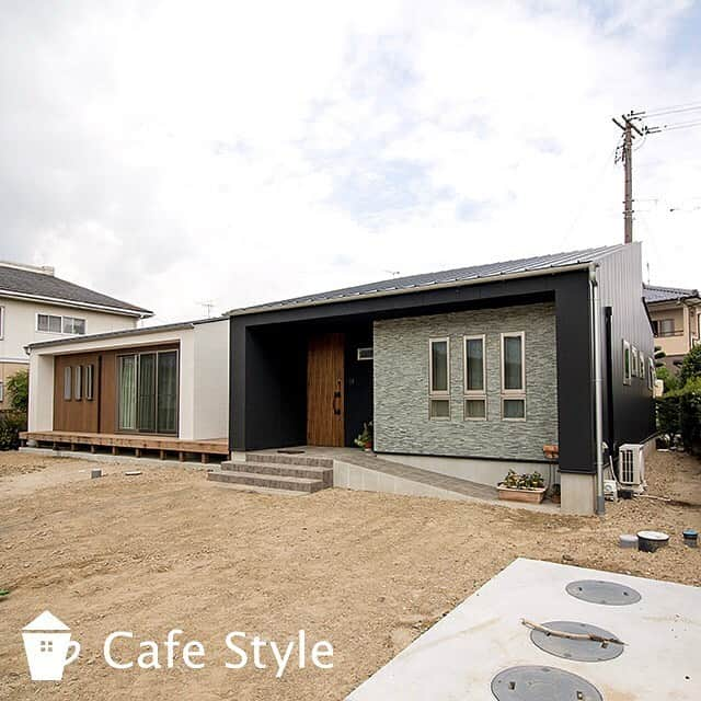 カフェスタイルさんのインスタグラム写真 - (カフェスタイルInstagram)「平屋の家に住むということは、とても贅沢なように思えます。ですがその分おすすめしたいことが沢山あります！ 生活のすべてがワンフロアで収まれば、掃除や洗濯といった家事がとても楽になります。家族の距離も近くなり、温かい生活を送れると思います。 そんな平屋は今、東海地方で大人気！是非ご検討してみてください。  ○＊○＊○＊○⠀ ⠀ ＊最新情報＊⠀ オンライン見学・ご相談を始めました！⠀ ビデオ会議ツール「Zoom」を利用してご自宅からモデルハウスなどをご見学、弊社スタッフにご相談ができます。⠀ ご予約・詳細はHPまで→ @mukustory のHPをクリック！⠀ ⠀ ＊完成見学会情報＊ 6月27日(土)〜7月3日(金)の7日間は、大垣市で「収納が充実した家事ラク動線の家」の完成見学会！ご予約お待ちしております。 ご予約・詳細はHPまで→ @mukustory のHPをクリック！⠀ ⠀ ○＊○＊○＊○⠀⠀ ⠀ 「カフェのような家を建てたい！」 そんなあなたへ、 #無垢Story が夢の #マイホーム  を実現するお手伝いをいたします。 無垢Storyは自然素材にこだわった居心地のいい #注文住宅 を建築しています。その名も「カフェスタイル」。 カフェ風のナチュラルインテリアでスローライフを楽しめる家をつくっています。 私たちの得意なところは建具・家具も自社工房(Be Wood)で製作する住宅のトータルコーディネート。オシャレなインテリアで統一感のある空間が叶います。 かわいい自然素材の家は無垢Storyにお任せください。 ⠀  #無垢ストーリー #カフェスタイル #家具付き住宅 #住宅デザイン #平屋の家 ⠀ #おしゃれな暮らし #自然素材の家づくり #子育て世代の家⠀ #夢のマイホーム計画 #岐阜の家 #自由設計住宅 #おしゃれな暮らし⠀ #家づくり計画 #新築一戸建て注文住宅 ⠀ #新築計画 #工務店だからつくれる家 #岐阜注文住宅 ⠀ #岐阜工務店 #岐阜 #イエスダグラム #ナチュラルな家 #マイホーム計画中の方と繋がりたい ⠀  #家づくりアイデア  #平家暮らし #ワンフロア #庭のある家 #中庭のある暮らし」6月30日 10時11分 - mukustory