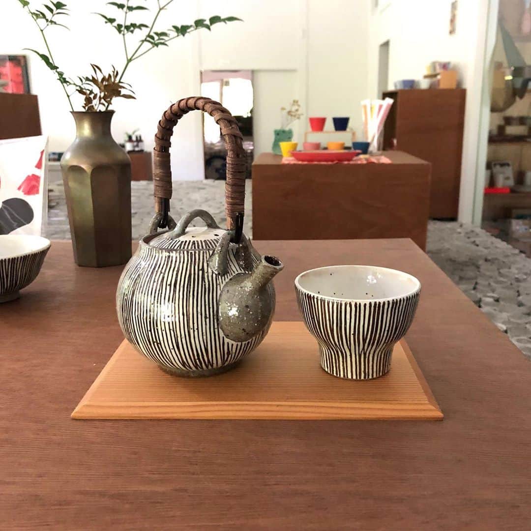 有限会社マルヒロさんのインスタグラム写真 - (有限会社マルヒロInstagram)「おはようございます☀  『サビ十草』 ・土瓶 ・反り湯呑  このシリーズの特徴は、風合いを出すために生地に"砂"を入れていることです。それによって他の器にはない手触りもお楽しみいただけますよ😌 また、粉引きの器は『育てる器』と言われ上手に使い込んで変化を感じることができます。 扱いには少々手間が必要ですが 大切にお使いいただくことでその器の個性が引き立ちます🍲  本日も17時まで営業しております🈺  #マルヒロ ﻿ #マルヒロ直営店﻿ #マルヒロオンラインストア﻿ #まるひろ﻿ #maruhiro ﻿ #HASAMI﻿ #BARBAR﻿ #波佐見焼﻿ #波佐見焼き﻿ #波佐見町﻿ #やきもの﻿ #うつわ﻿ #ceramics﻿ #pottery﻿ #サビ十草﻿ #日常 #生活 #陶器」6月30日 10時15分 - maruhiro.hasami