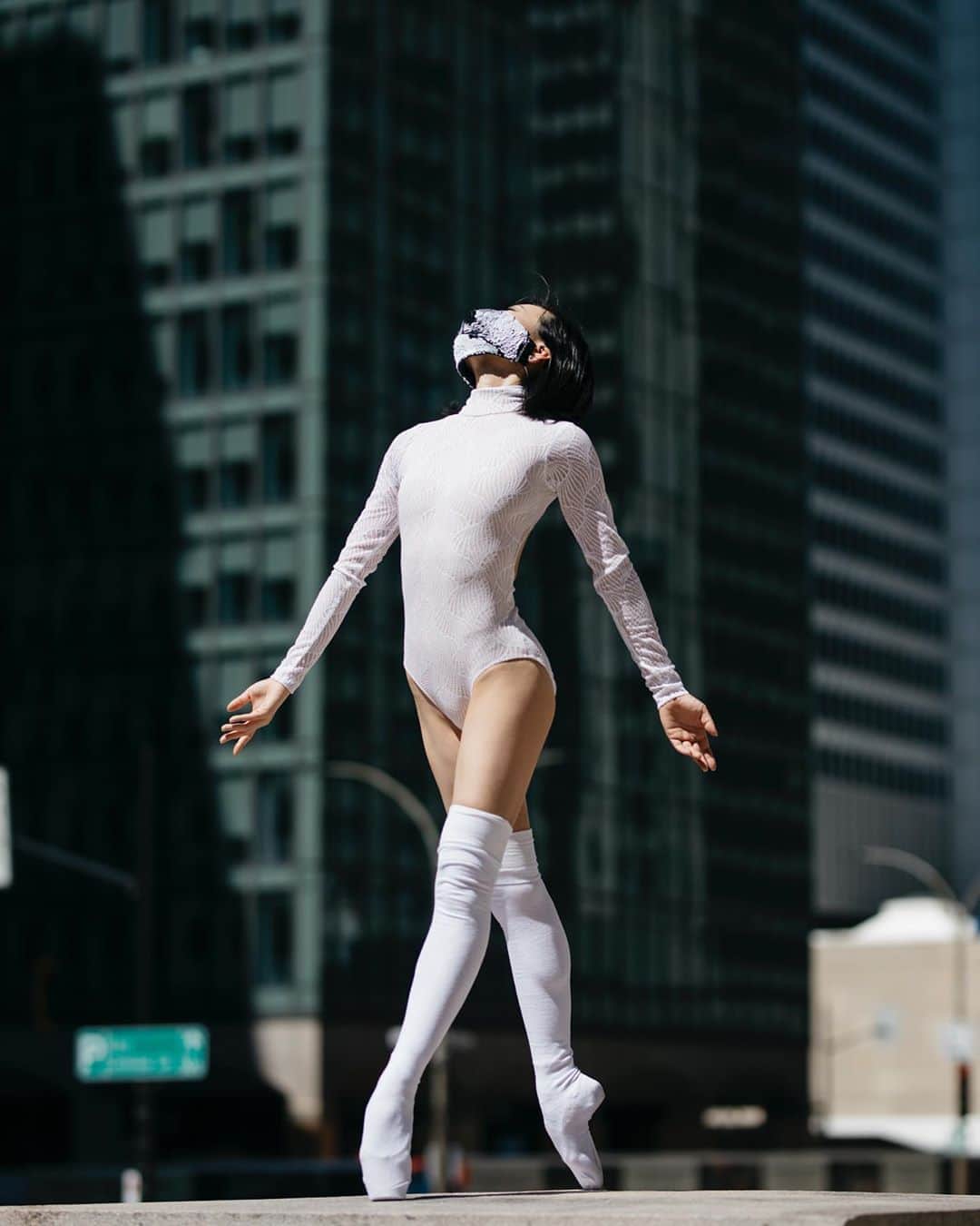 石井杏奈さんのインスタグラム写真 - (石井杏奈Instagram)「Say less, do more🤍 . . . @melika.dez 📸 #mtl #montreal #canada #dancechallenge #realcity #514 #dancephotography #ballet #balletdancer #balletphotography #pointe #ballerina #facemask #coronavirus #covid19 #leotard #socks #balletinthecity #outside #カナダ #モントリオール #バレエ #ダンサー #白 #マスク #トゥシューズ #靴下 #ニーハイ #晴れ #野外撮影」6月30日 10時30分 - annaishii