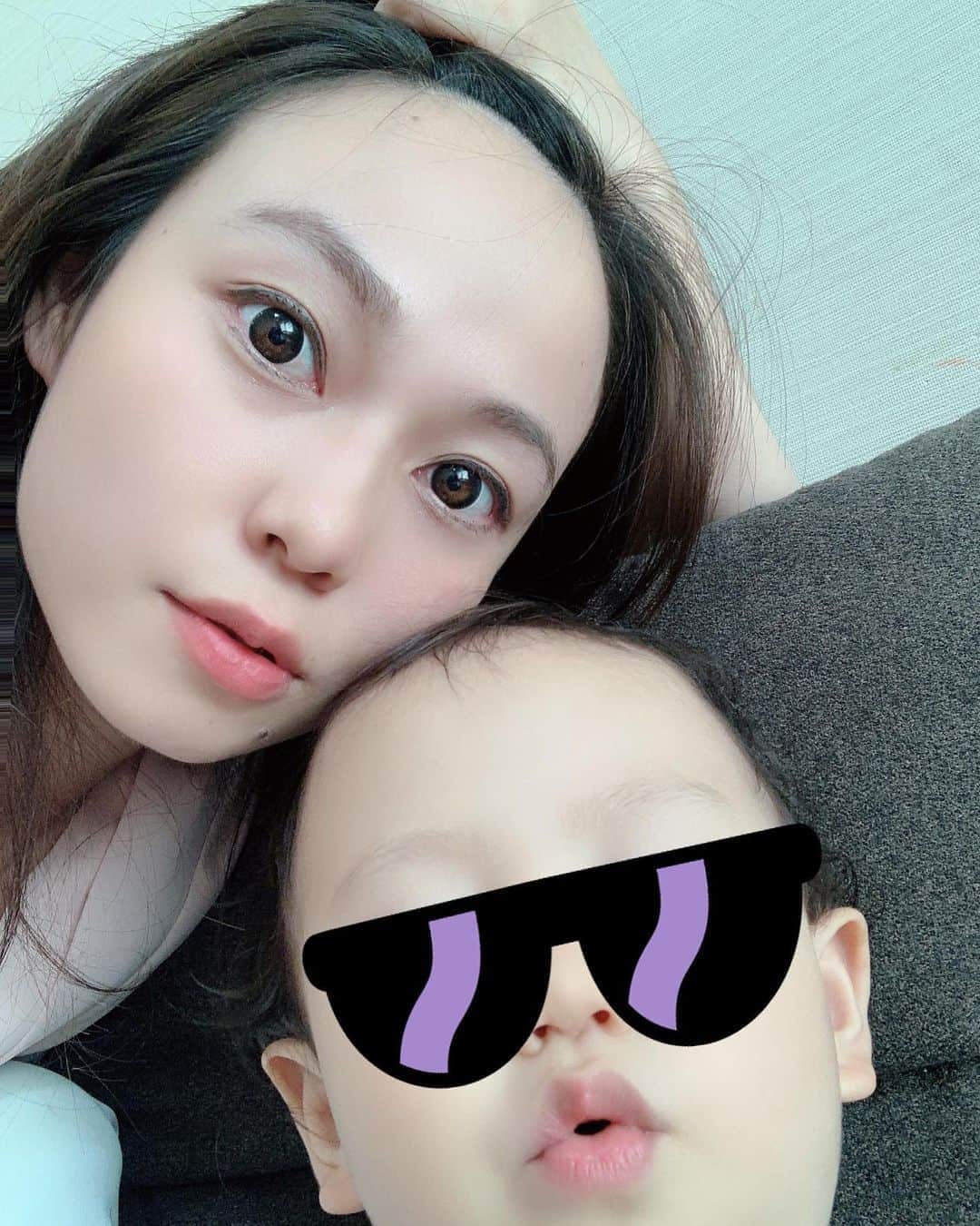 のインスタグラム：「親子の顔似過ぎな件。  顔出ししないから見せられないのが悔しいですが、眉毛と口だけでも♪笑笑  輪郭や耳は、ビリケンさんだよね。  最近よく似てると言われる次男くんです^ - ^  #アナウンサー #フリーアナウンサー  #親子　#stayhome #長崎真友子 #二児の母 #年子育児 #年子ママ #ままのて #ママコーデ #ママリ #ママさんと繋がりたい #ワーママ #ワーママの日常 #ママすたぐらむ #男の子ママ #ママ似　　#stayhome #あひるぐち #あひる口 #あひる口男子 #ビリケンさん #ビリケン」