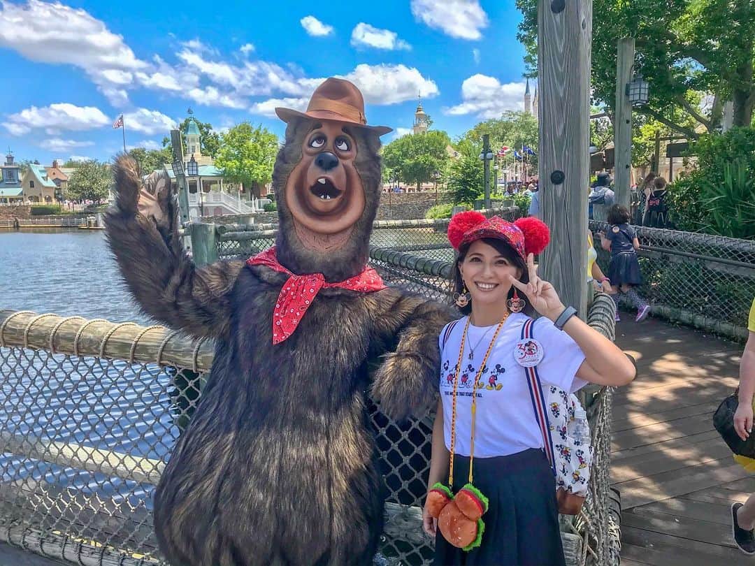 矢部あやのインスタグラム：「201905 WDW 1day カンベアのシェイカーと。 合成みたいな青い空！ フロリダのこういうところが大好き。 ・ #WDW #WDW2019 #waltdisneyworld  #magickingdom #charactergreeting」