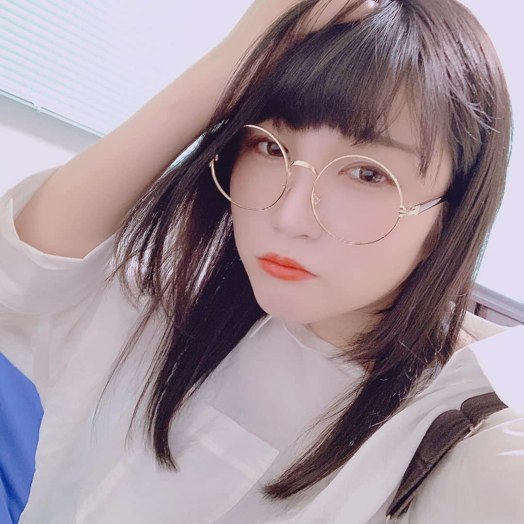 のインスタグラム：「👹いつもしてるメガネで性格が！👹  私のは、 おしゃれメガネだけど、 自分の好きなメガネ、または、 普段してるメガネで性格がわかります。  丸メガネの場合↓ ありきたりなことでは満足 しないため、周りと違ったことを求める傾向があります✨ 表現者としての才能があって、 独特な世界観を自分で持つことが 吉✨  だって！ 丸メガネしたくなるよね笑笑  #メガネ女子 #メガネ #占い #運気アップ #黒髪 #ロングヘア #風水」