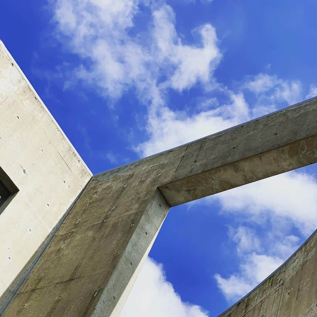 高橋ふみやのインスタグラム：「この前の撮影の時の休憩時間！ 最高の青空だし 周りのデザインがオシャレだったので パシャリ(笑)  色々やったからお楽しみに(笑)」