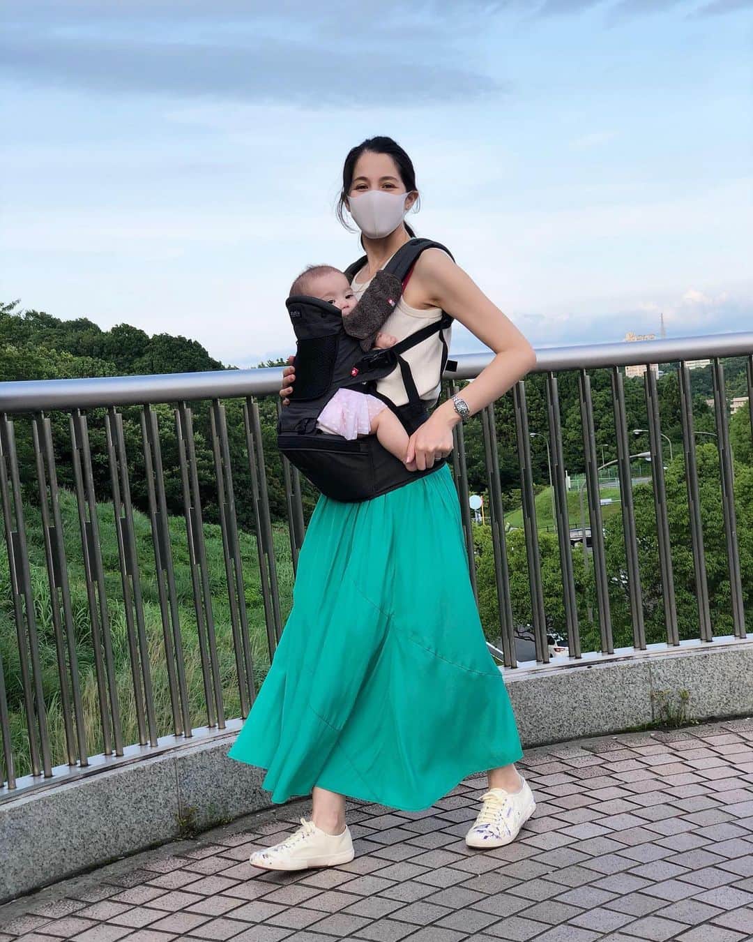 村上シェリーのインスタグラム：「昨日は初めての電車🚃で長旅！ • 帰りの電車でグズリはじめてハラハラでした💦 • ひたすら車内で抱っこ&揺れ続け、なんとか帰宅できて一安心✨ • それにしてもベビーカーで移動してみて初めて気づく乗り換えの不便さ。 • ホームによってはエレベーターが利用できないところもあり、長めの階段、ベビーカー担ぎ上げました😭 • 駅員さんに言えば手伝ってくれるそうです✨ • 私のお気に入り👟 @superga_official  @superga_jpn  本当にこの靴履いて出かけて良かった👌🏻　歩きやすいし、暑くなってきたこの季節にも快適！ ヘビロテ決定です😆 • 抱っこ紐は @miamilybabycarriers  #ミアミリー  腰がとってもラクです^ ^ • • #emmastefany #babyemma  #baby #babygirl #momlife #parenting #mom #女の子ママ#娘　#babyphotography #赤ちゃん #赤ちゃんとの暮らし #赤ちゃんのいる生活 #新米ママ #0歳 #ベビーカー」