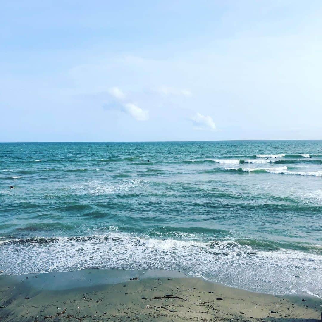 松田紗和さんのインスタグラム写真 - (松田紗和Instagram)「おはようございます☀︎ 今朝のめざましじゃんけん、みてくれたかな☺︎  昨日、行ってみたかった江ノ島に🌊 頭の中のごちゃごちゃしたものも、海に行くとすーっと 飲み込んでくれる感覚。磯の香りも落ち着く、大好き！ 暑くなると特に恋しくなるね、毎年。 いつかまた海の近くで暮らすのも、一つの夢♡  #江ノ島 #海 #海大好き人間だよー」6月30日 10時55分 - blueeeee.i