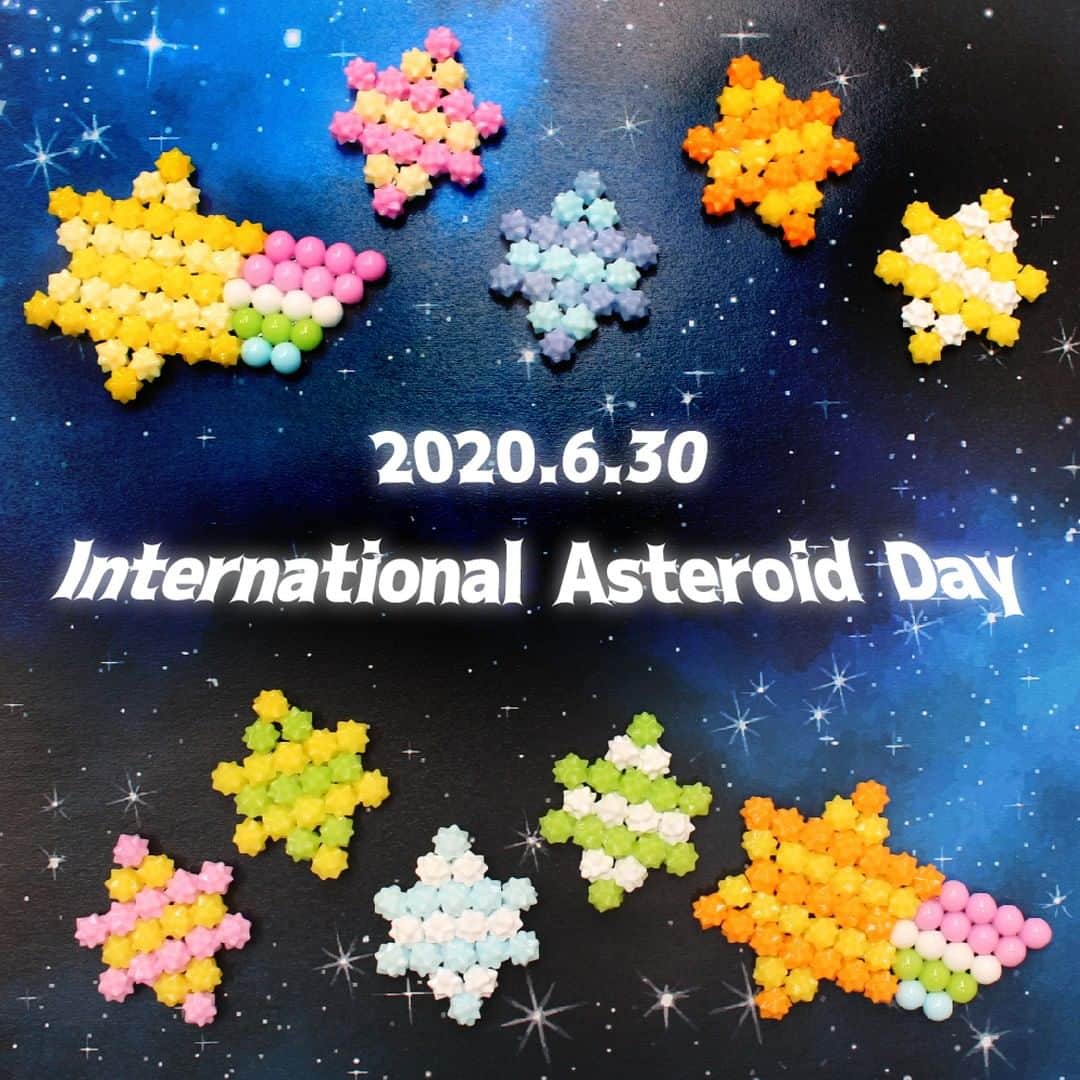 アクアビーズ公式さんのインスタグラム写真 - (アクアビーズ公式Instagram)「6月30日は『国際小惑星デー』⭐✨⭐✨ . たっぷりのスタービーズでカラフルな星たちを作ってみました。 コスモ柄の背景に載せて写真を撮れば、ポップな手のひら宇宙の完成😊 . スタービーズはキラキラのお星さまだけでなく、ふわふわ・もこもこなど様々な質感が表現できます。 みなさんもぜひ作品を作って #アクアビーズ でシェアしてくださいね！ . #アクアビーズ #aquabeads #ビーズ #beads #スタービーズ #国際小惑星デー #asteroid」6月30日 11時00分 - epoch1958_jp