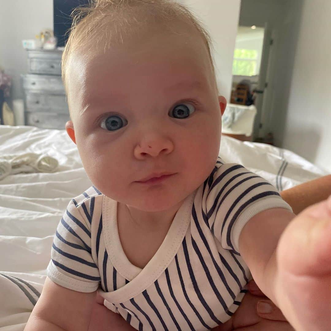 ミラ・ジョヴォヴィッチのインスタグラム：「Hello! 🥳 #osianelliot」