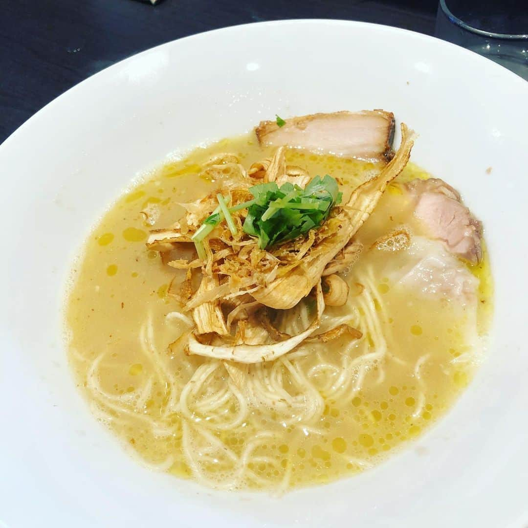 ほんこんさんのインスタグラム写真 - (ほんこんInstagram)「白湯製人 久しぶりに行った パイタンラーメンと試作の醤油ラーメン頂きましたか🍜試作醤油ラーメン美味しかった。 鮪の天ぷらが真ん中に 私は春菊の天ぷらを入れて入れて欲しい #白湯製人 #paitanseijin #岡町グルメ  #ラーメン #白湯ラーメン #ほんこん #豊中グルメ  #旨い店」6月30日 11時06分 - hongkong2015_4_9