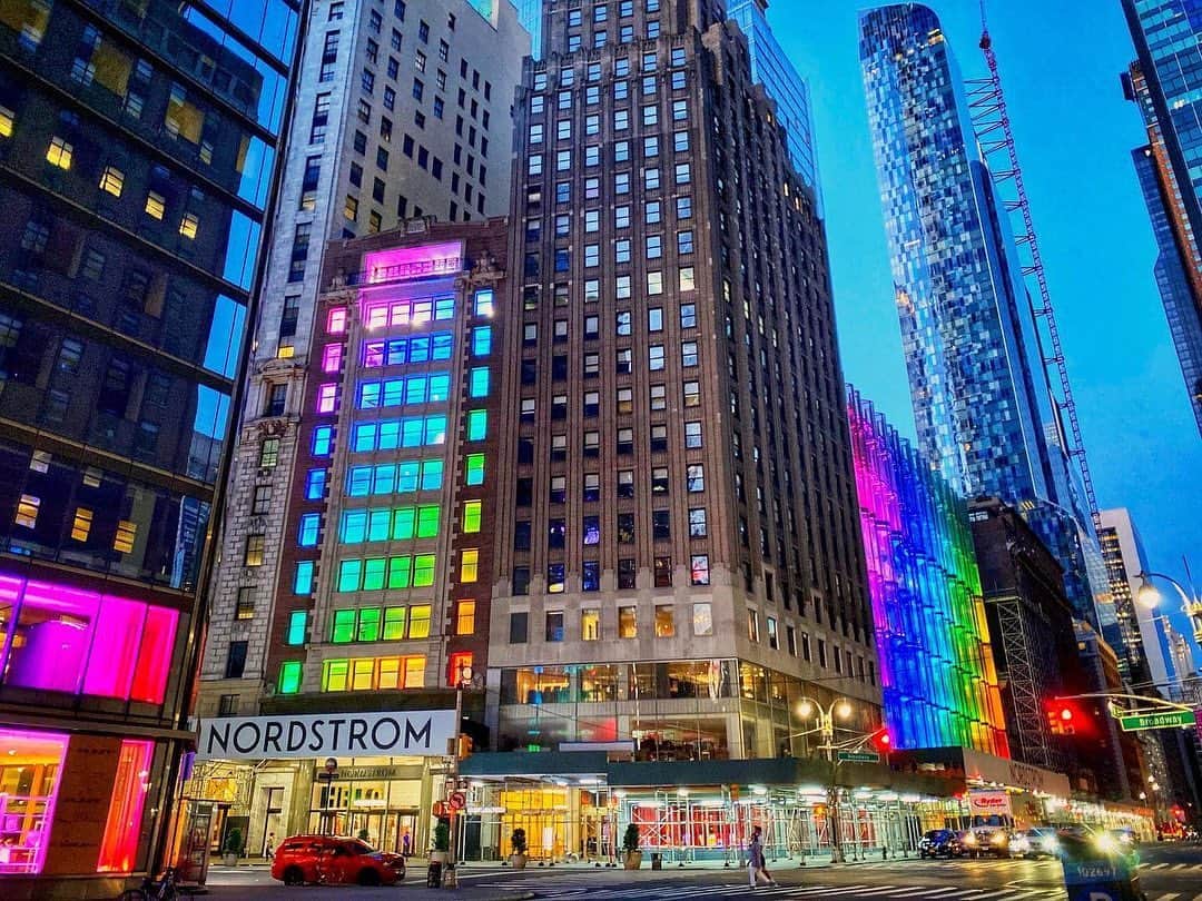 Nordstromさんのインスタグラム写真 - (NordstromInstagram)「Although Pride Month is coming to an end, we celebrate and support the LGBTQIA+ community year-round, partnering with nonprofit organizations who provide critical programs and services to LGBTQIA+-identified people. But, most importantly, it’s our commitment to making Nordstrom a great place to work and fostering a welcoming environment not only for our employees but for customers and vendors, too. #stayNspired  📸: @mickmicknyc」6月30日 11時11分 - nordstrom