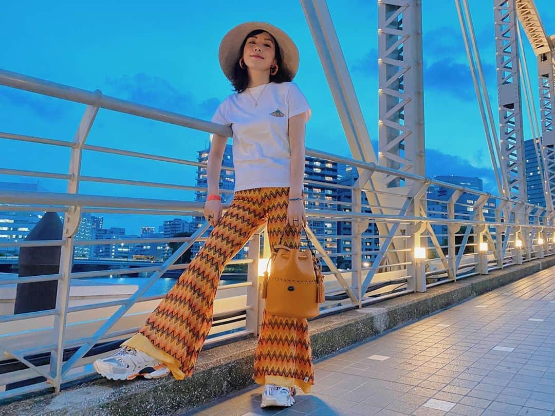 仲里依紗のインスタグラム：「まだまだ不安な日々ですが、少しづつオシャレして外に出ることができて嬉しい🥺✨ @coach のLora Bucket Bagをやっと使えた🥰大好きなイエロー💛💛💛  #coachNY . #マスクは写真の時のみ外してるよ😷 #ってゆータグ付けなくていい日が早く来ますように #今日はキツネさんの誕生日 #100億年ぶりに2人で食事する予定🦊」