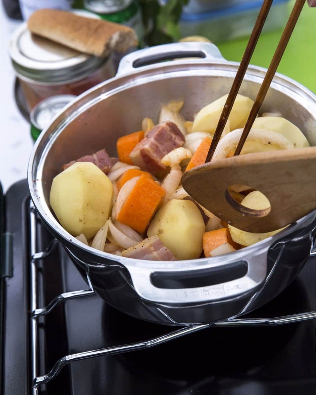 のインスタグラム：「“いつもの料理が特別な一品に✨”﻿ ————————————﻿ ＜KING＞ うまみを引き出す無水調理/無水鍋 ￥15,800+tax﻿～ ————————————﻿  毎日の料理をもっと美味しいものにしたい、それが手軽に叶えられるお鍋があったらうれしいと思いませんか？  KINGの無水鍋は煮る・茹でる以外にも、8つの使い方ができる凄いお鍋！🍲 これ1つで色んな調理方法ができるから、コンパクトなキッチンでもしっかり活躍してくれます✨  忙しい日でも美味しい料理が作れますよ😻  #マイモットー #大人世代 #ファッション #インテリア #ライフスタイル #ショッピング #ビューティー #暮らし #無水鍋  #うまみを引き出す無水調理  #鍋 #時短 #時短グッズ #キッチングッズ #mymotto #ottojapan #fashion #interior #lifestylemedia #shopping #KING」