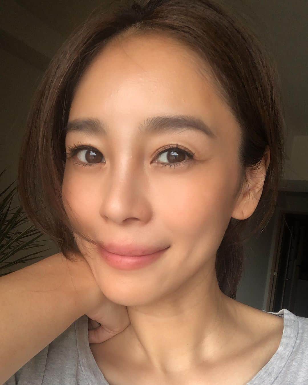 大桑マイミのインスタグラム：「早朝からの撮影終了。 TOMIEちゃんのメイク、眉毛が絶妙。 楽しかった。　撮影好き。　大好き📷 そして本日肌の調子良し。 それもそのはず🤫ようやく念願@lamariage_omotesando  にお世話になりました。　毎年この時期季節の変わり目はお肌が乱れがち。それでいてここ何ヶ月お手入れできなかったから　 今回更に実感。。。  るんるんるん〜」