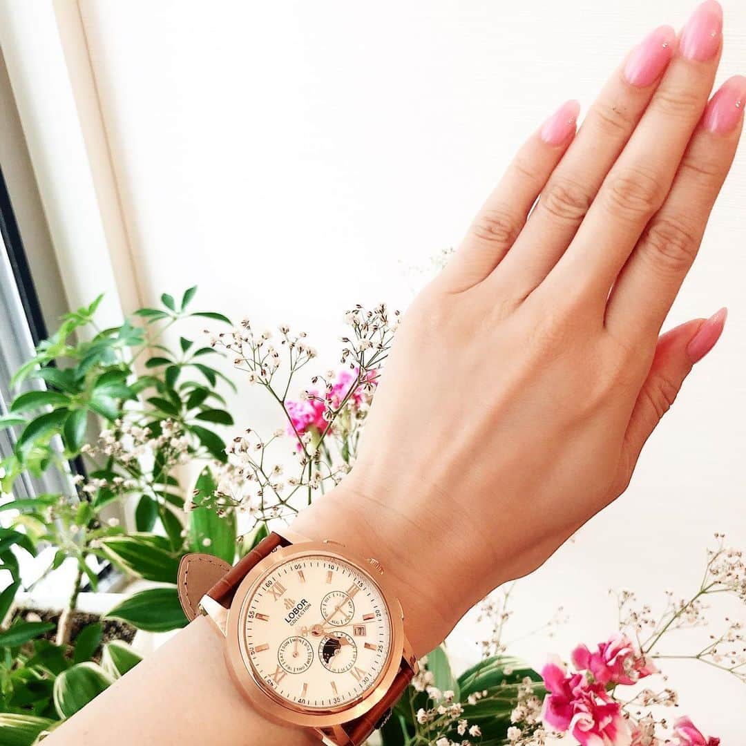 宮崎宣子さんのインスタグラム写真 - (宮崎宣子Instagram)「時間の流れが早い… 時計をつけると、もう少しゆっくりお願いします🙏  と、言いたいくらいです。 朝起きてから、寝るまで、 あっという間… 昔はあんなに長い1日が、 今では、一瞬で過ぎていきます。  ただ、今回コロナの影響で、 その流れがストップされました。  そこで改めて時間の過ごし方を見直すことができたように思います。  久しぶりに時計を付けたら、 重って思ってしまいました。  同時に、時間の大切さ、 何よりも大切な時間の有り難さもずっしり感じました。  これからどんな時を過ごそうかな✨  時計を付けるだけで、 気が引き締まりますね😊  @loborjapan  クーポンコード miyazes で、10%OFF  #ロバー #時計 #腕時計 #lobor」6月30日 11時31分 - miyazaki_nobuko