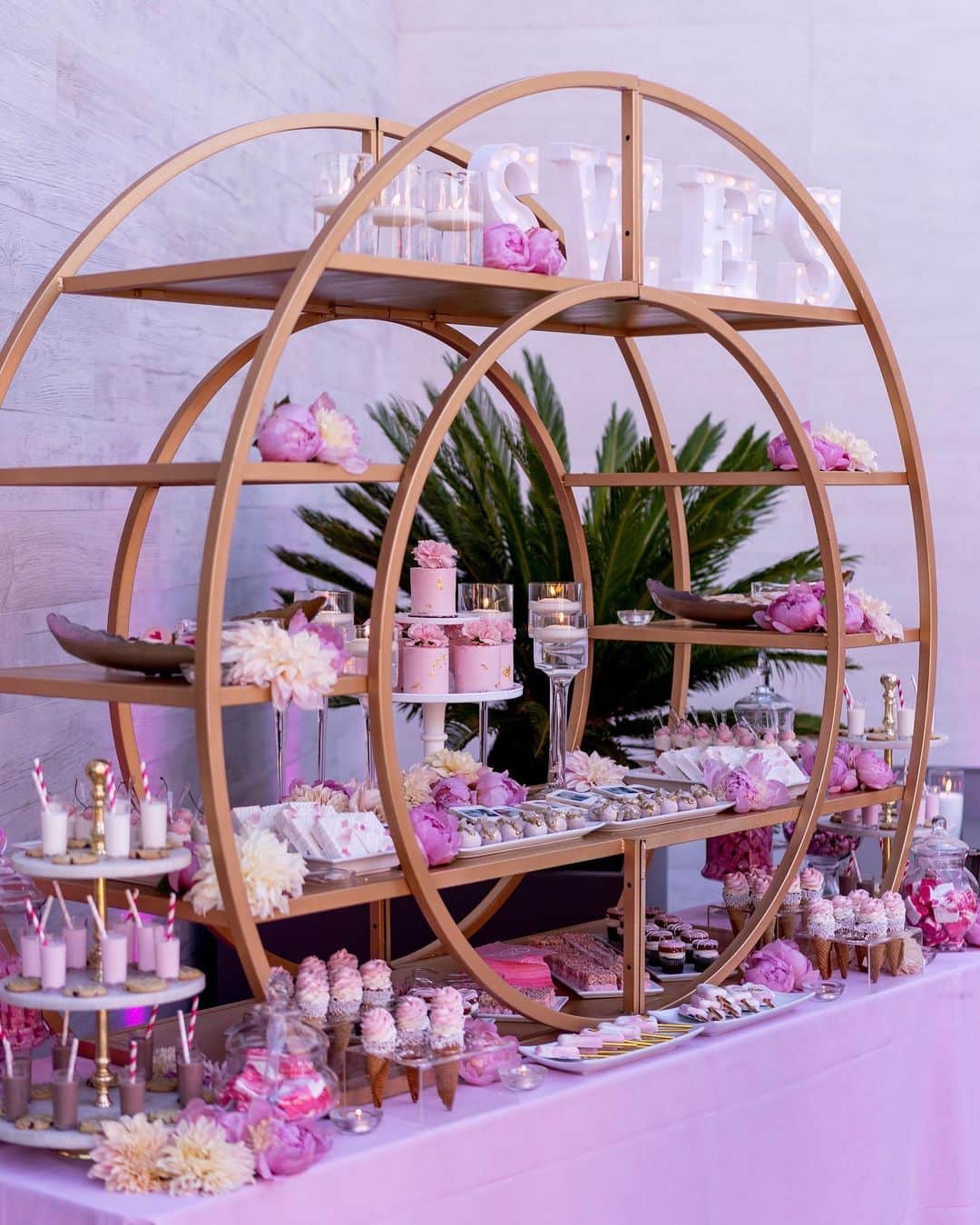 クロエ・カーダシアンさんのインスタグラム写真 - (クロエ・カーダシアンInstagram)「My magical birthday party details✨ The guest list was SMALL but the decor was MAJOR!   Event Planner 🔮📋 @mindyweiss @andrew_mindyweiss   Flowers 💐 @jeffleatham  Chef K 👩🏽‍🍳 @chefkla and @kartsbychefk  Desserts 🧁  @cakegourmetsugarservice   Ice Cream 🍦  @icecreamoccasions   Candles 🕯  @vogue.candles   Balloons 🎈 @balloonandpaper」6月30日 11時32分 - khloekardashian