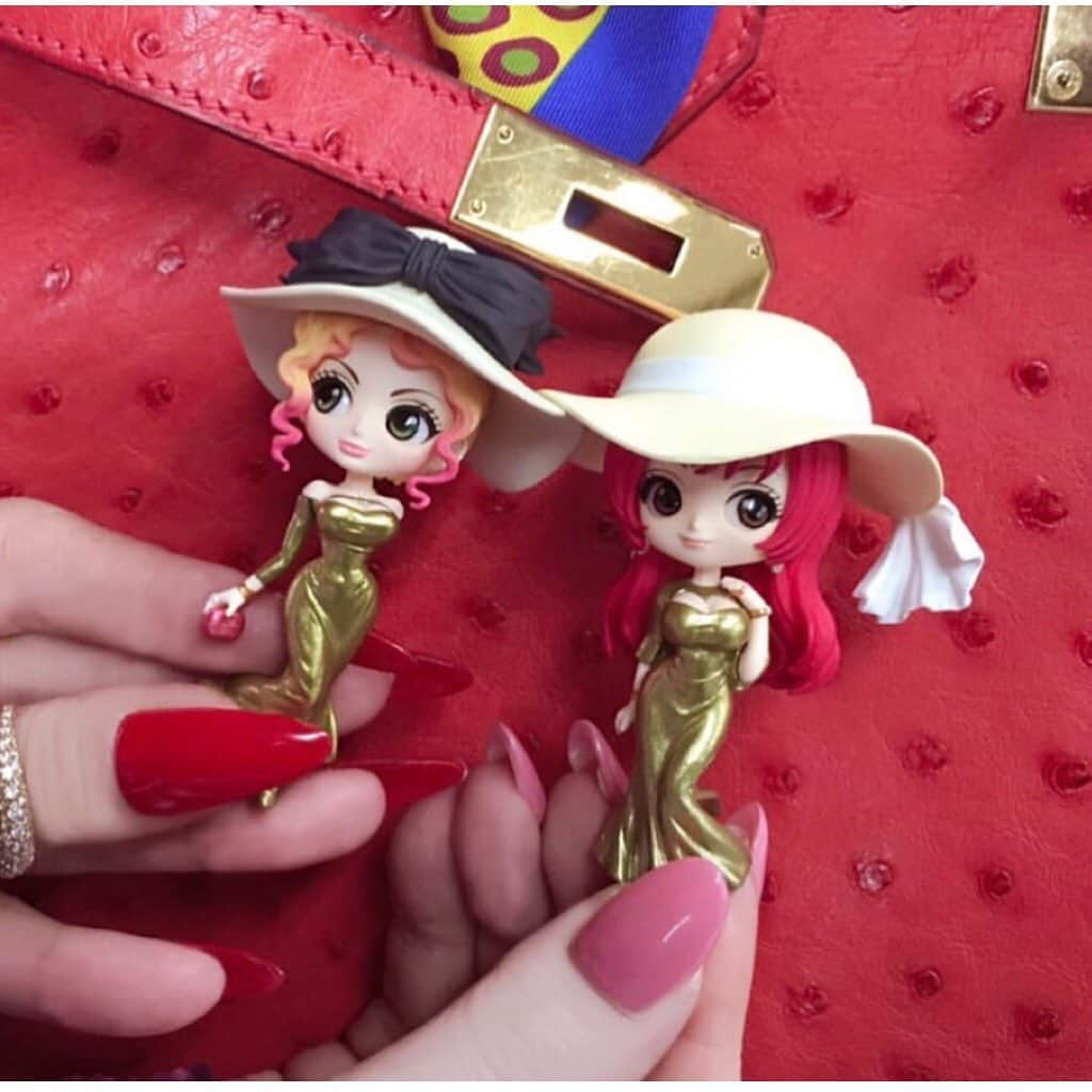 叶姉妹さんのインスタグラム写真 - (叶姉妹Instagram)「ファビュラスな💖⚜️幸運のお守りキーホルダー⚜️ほぼ完成💎7cmの芸術品💎は、「おへそ」までも表現！💋✨✨ 私達の愛する大切な皆さん、 ごきげんいかがでしょうか🥰💖 さて、 約1年前から ファビュラスな⚜️幸運のお守りキーホルダー⚜️ 何度も何度も改良を繰り返して くださって製作中でしたファビュラスな叶姉妹キーホルダー、Qposket petitですが、やっとほぼ完成に！ 私達の愛する大切な皆さんからの 以前よりいろいろなプレシャスなご意見とアドバイスをいただき、 リクエストがたくさんありましたで、 ファビュラスな姉の方は「何も入らないバッグ」を持っておりますよ。 それから、やはりたくさんのリクエストがありましたベンガルキャット😺のファビュラス君、 グッドルッキング・ガイ達は後ほど。 ところで、 皆さんの愛あふれるプレシャスな ご意見をお聞かせいただき ファビュラスな💋✨フィギュア「叶姉妹 ファビュラスなQposket」💖 進化した最新のかなり満足度の高い 指先の動きまで叶ポージングも 精密に作られた ファビュラスな叶姉妹フィギュアは、 皆さんのご意見をふんだんに 反映させていただきあまりにも キュートでヘブンリーで アメージングに🥰💖 以前からたくさんの皆さんからの ご意見がありましたバストサイズも 本人同様QとRカップで そしてなんと"おへそ"までも かなり精密な完成に近い状況で バンプレストさんの プライドをもってこだわってくださっている誠実さとクオリティと プロ意識の高さに ファビュラスな姉も私も心から リスペクトですよ🌹✨ また、 私達の愛する大切な皆さんのご意見やご希望もお聞かせいただければ とても嬉しいですよ😘💓 発売日は、世の中の様々なようすも考慮して決まりましたら お知らせいたしますね。 バンプレストさんの皆さんは 私達と同じくらいこと細かに 皆さんからのコメントを読んでいらっしゃってお話しの流れも早くいつも情熱の温度差がない充実した素晴らしい作品愛ですよ💖 Qpoketはディズニープリンセスや 峰不二子、プリキュアなどの ファンタスティックなレジェンドキャラクターのフィギュアに 私達「ファビュラスな叶姉妹Qpoketフィギュア」が ご一緒するのはとても光栄で それに皆さんとご一緒に考えることも凄く楽しくワクワクいたしますよ😋💖  💎「世の中が見えない危険にさらされて急速に変化する不安定な今、 わたくし達の愛する大切な皆さんが どうか 心身ともに健やかに幸せに 過ごされますように 心より願っておりますよ。🌹✨」 #Qposket #amazing #heavenly #バラの香り  #precious#fabulous #叶姉妹 #heaven #happy #ファビュラス  #宇宙 #コミケ #叶 #叶ポージングエクササイズ #究極生命体 #peace #peaceful #至福 #幸運 #天使 #女神 #愛するあなたへ」6月30日 11時32分 - kano_sisters007