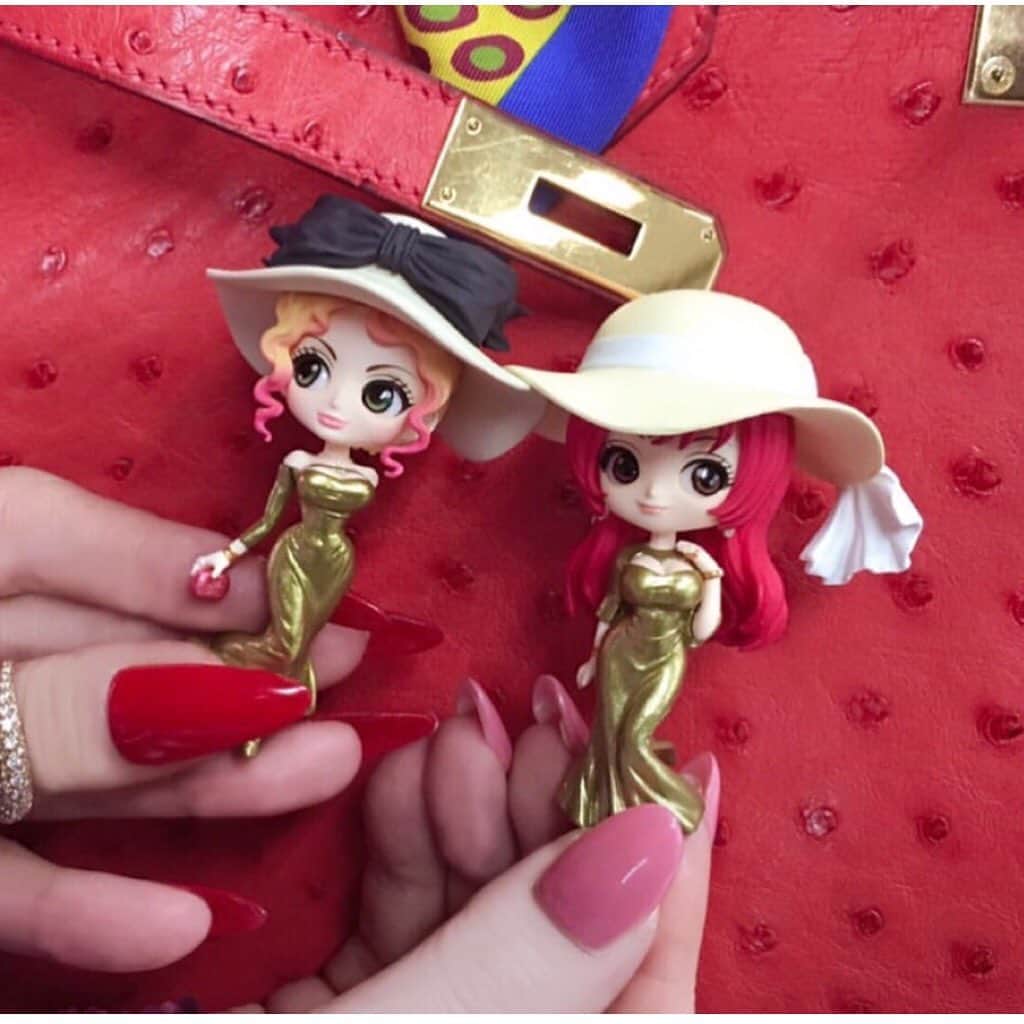叶姉妹のインスタグラム：「ファビュラスな💖⚜️幸運のお守りキーホルダー⚜️ほぼ完成💎7cmの芸術品💎は、「おへそ」までも表現！💋✨✨ 私達の愛する大切な皆さん、 ごきげんいかがでしょうか🥰💖 さて、 約1年前から ファビュラスな⚜️幸運のお守りキーホルダー⚜️ 何度も何度も改良を繰り返して くださって製作中でしたファビュラスな叶姉妹キーホルダー、Qposket petitですが、やっとほぼ完成に！ 私達の愛する大切な皆さんからの 以前よりいろいろなプレシャスなご意見とアドバイスをいただき、 リクエストがたくさんありましたで、 ファビュラスな姉の方は「何も入らないバッグ」を持っておりますよ。 それから、やはりたくさんのリクエストがありましたベンガルキャット😺のファビュラス君、 グッドルッキング・ガイ達は後ほど。 ところで、 皆さんの愛あふれるプレシャスな ご意見をお聞かせいただき ファビュラスな💋✨フィギュア「叶姉妹 ファビュラスなQposket」💖 進化した最新のかなり満足度の高い 指先の動きまで叶ポージングも 精密に作られた ファビュラスな叶姉妹フィギュアは、 皆さんのご意見をふんだんに 反映させていただきあまりにも キュートでヘブンリーで アメージングに🥰💖 以前からたくさんの皆さんからの ご意見がありましたバストサイズも 本人同様QとRカップで そしてなんと"おへそ"までも かなり精密な完成に近い状況で バンプレストさんの プライドをもってこだわってくださっている誠実さとクオリティと プロ意識の高さに ファビュラスな姉も私も心から リスペクトですよ🌹✨ また、 私達の愛する大切な皆さんのご意見やご希望もお聞かせいただければ とても嬉しいですよ😘💓 発売日は、世の中の様々なようすも考慮して決まりましたら お知らせいたしますね。 バンプレストさんの皆さんは 私達と同じくらいこと細かに 皆さんからのコメントを読んでいらっしゃってお話しの流れも早くいつも情熱の温度差がない充実した素晴らしい作品愛ですよ💖 Qpoketはディズニープリンセスや 峰不二子、プリキュアなどの ファンタスティックなレジェンドキャラクターのフィギュアに 私達「ファビュラスな叶姉妹Qpoketフィギュア」が ご一緒するのはとても光栄で それに皆さんとご一緒に考えることも凄く楽しくワクワクいたしますよ😋💖  💎「世の中が見えない危険にさらされて急速に変化する不安定な今、 わたくし達の愛する大切な皆さんが どうか 心身ともに健やかに幸せに 過ごされますように 心より願っておりますよ。🌹✨」 #Qposket #amazing #heavenly #バラの香り  #precious#fabulous #叶姉妹 #heaven #happy #ファビュラス  #宇宙 #コミケ #叶 #叶ポージングエクササイズ #究極生命体 #peace #peaceful #至福 #幸運 #天使 #女神 #愛するあなたへ」