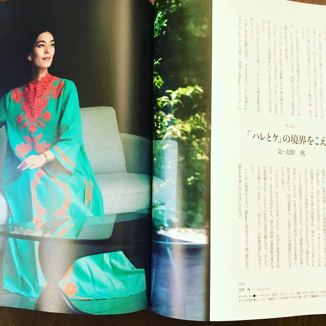 光野桃さんのインスタグラム写真 - (光野桃Instagram)「【掲載誌のお知らせ】 『リシェス』32号のファッション特集「おうちエレガンス」のページにエッセイ「ハレとケの境界をこえて」を寄稿させていただきました。 単なるおしゃれではなく、あえておうちでドラマチックな装いをしてみる。 そこから見えてくるものとは？ ご覧くださったら嬉しいです。  #リシェス #richesse」6月30日 11時32分 - mitsuno.momo