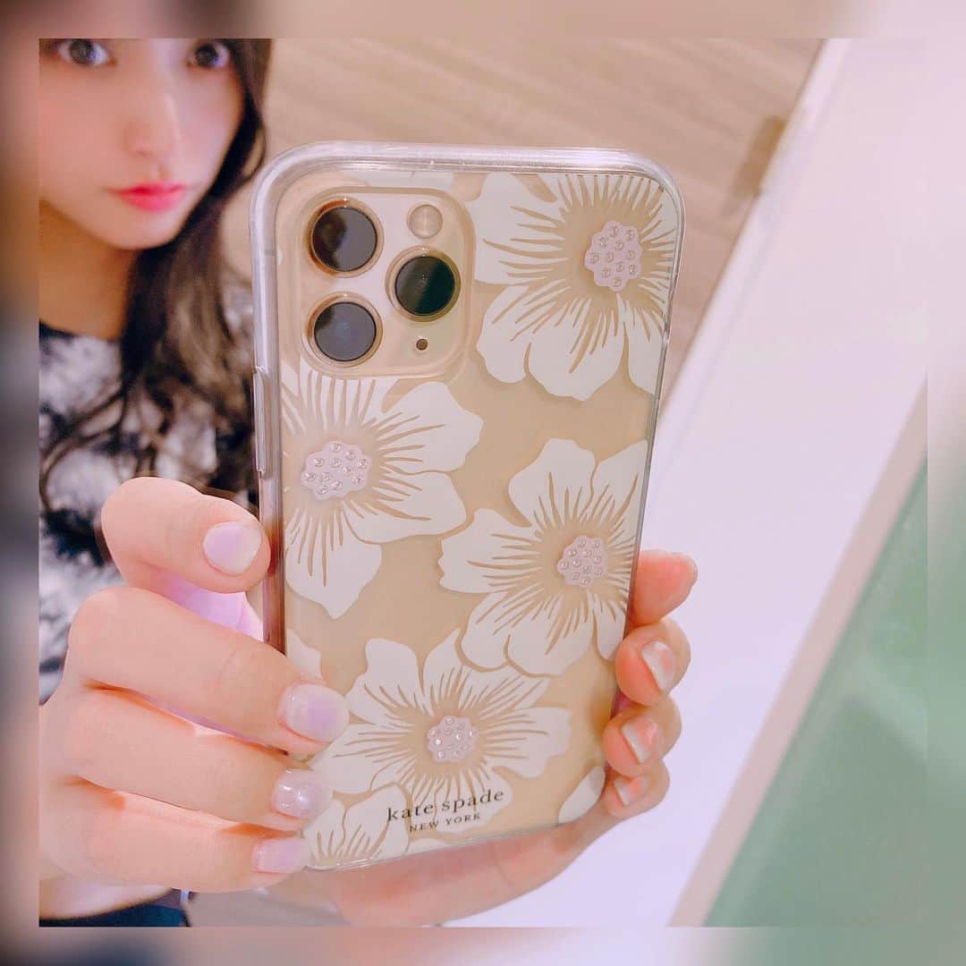 根岸愛のインスタグラム：「📱🌸📱 前のPAUL&JOEのiPhoneケース 気に入ってたのですが ボロボロになってしまったので newケースにしました🥰 白いお花でクリアケースなので iPhoneの自の色が 透けてて可愛い🥰 #caseiphone #iphonecase #case #iphone #katespade #iphone11pro #ケース #iphoneケース」