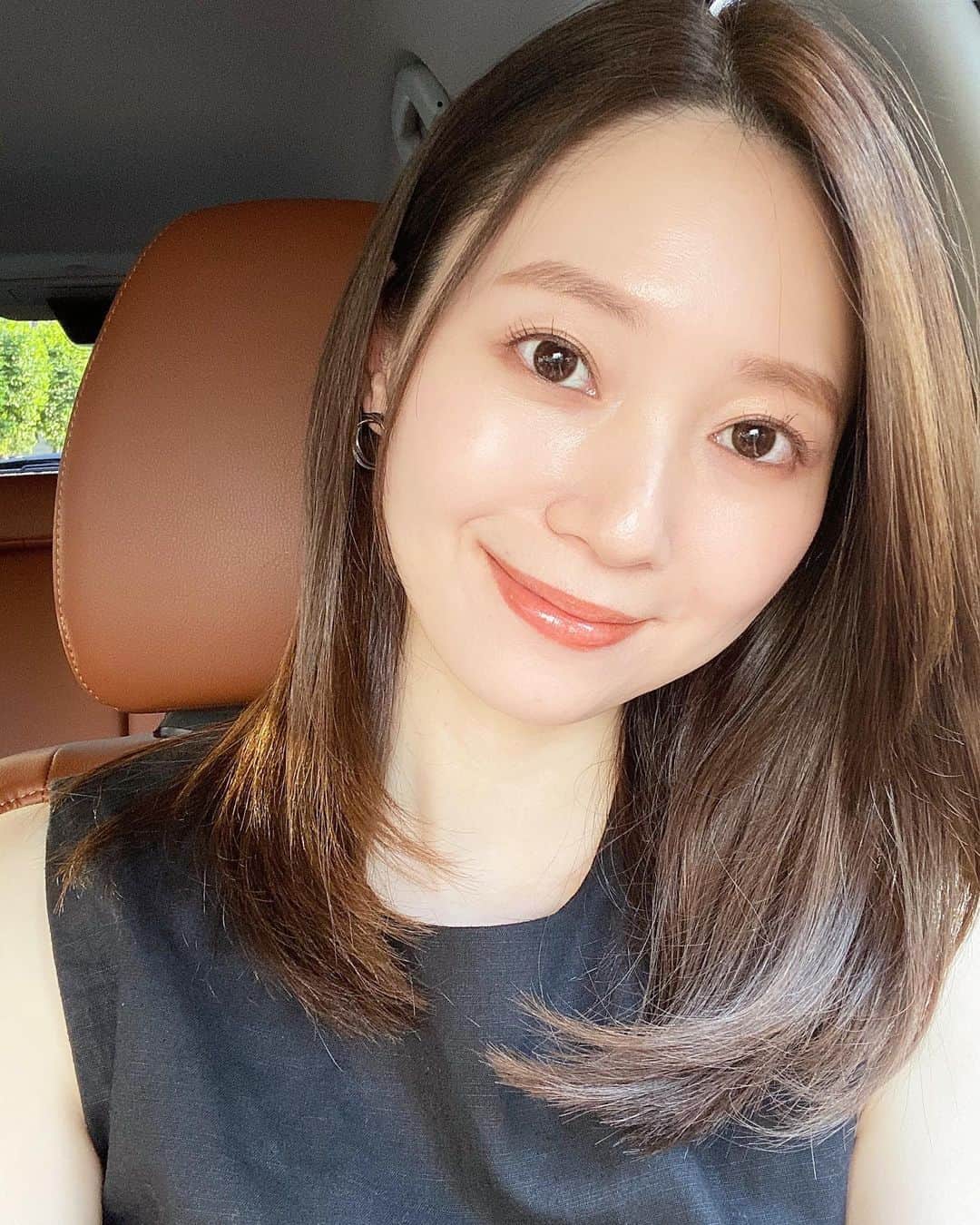 橋本まゆのインスタグラム：「5ヵ月ぶりの美容室へ﻿ 最近髪質が変わり乾燥も凄かったけど生き返りました♡﻿ そして睫毛もへなちょこ睫毛になっている😭﻿ ビューラー上げたらビックリしたよね。﻿ ﻿ ピコトリートメントも良いけど多毛で広がりもあるし妊娠前後で髪質が戻る気もしないので髪質改善ストレートあてました♡﻿ 昔のストレートパーマとは全然違うよ。﻿ ツヤツヤサラサラに🥺﻿ ﻿ 髪質改善ストレートは @roi_salon 野口さん﻿ 気づけば7年もお世話になっています。﻿ ﻿ カットカラーは #ロライマ代官山 服部さん﻿ カットはもちろん、服部さんのカラー技術が凄い！5ヵ月空いたらプリン度合いがすごいはずなのに全然目立たなかった。﻿ ﻿ どこもオススメです🧡﻿ #カット#カラー#髪質改善ストレート﻿#マタニティ#マタニティライフ」