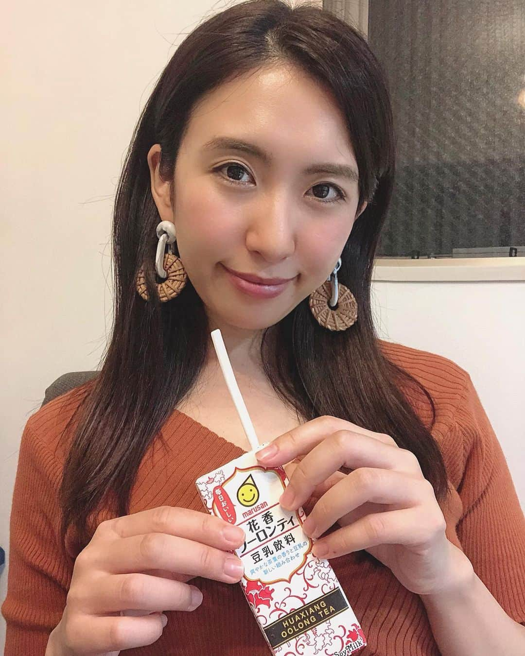 mimiさんのインスタグラム写真 - (mimiInstagram)「豆乳のウーロンティ美味しい😳 @marusanai_official  後味の鼻から抜けるフローラルな感じもいい☺️❣️ タピオカミルクティ飲んでるみたい😍 （タピオカなし） ・ #花香ウーロンティ #花香 #豆乳飲料 #豆乳飲料シリーズ #満腹感 #豆乳効果 #キャストズセレクト @castsselect」6月30日 11時49分 - chan.mi3