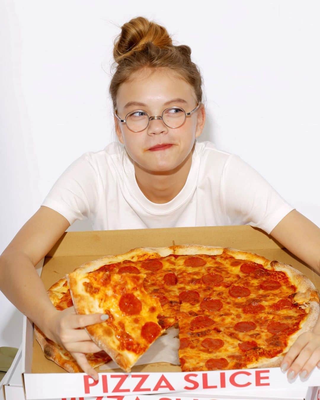 CLUÉLmagazineさんのインスタグラム写真 - (CLUÉLmagazineInstagram)「大きなPIZZA🍕と女の子🙆‍♀️ . 口の周りをソースで赤く染めて、美味しそうにピザを頬張る姿が目に浮かぶ…。想像しただけでキュート🤦‍♀️（私が同じことをしても、きっとただの食いしん坊女子…） でも、ご飯を美味しそうに食べている女の子ってとても可愛くて魅力的ですよね♡ . よしっ、今日のお昼はピザに決ーめた！  ・・・・・・・・・・・・・・・・・・・・・・・・・・ #cluel #クルーエル #cluelmagazine #クルーエル女子 #fashion #ファッション好き #おしゃれ #グッドガール  #白T #眼鏡女子 #夏コーデ  #ピザ #pizza #こんなに大きいの一人じゃ食べ切れません  こちらのアカウントもフォローしてね！ @cluel_homme @navys_magazine」6月30日 11時57分 - cluelmagazine