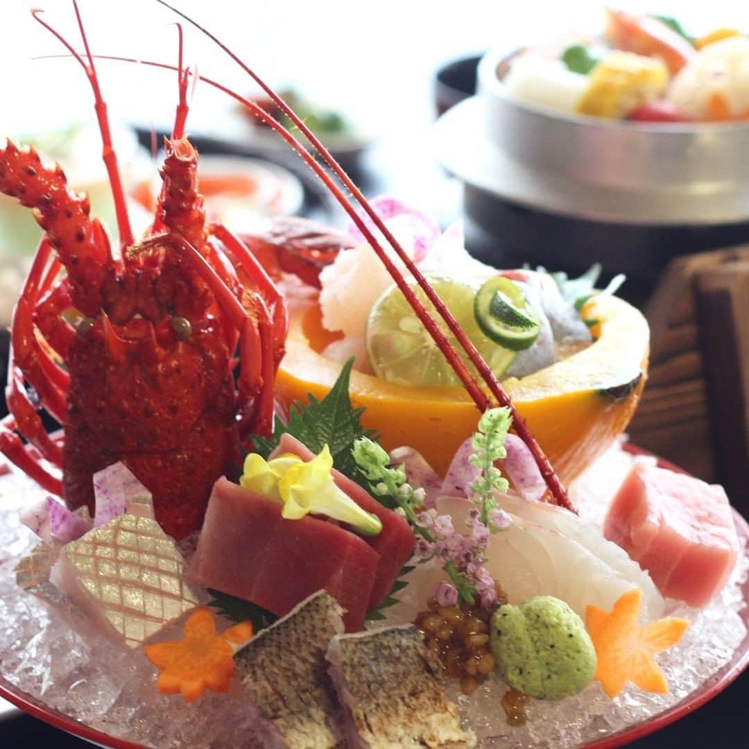 【公式】オーシャンリゾートホテル マホロバ・マインズ三浦さんのインスタグラム写真 - (【公式】オーシャンリゾートホテル マホロバ・マインズ三浦Instagram)「うう、写真を撮りながらよだれが……。 こちらは宴会料理なので個人利用でのお料理とは異なりますが、おいしい鮪をご用意してお待ちしてます🍣  #刺身 #鮪の刺身 #海鮮 #寿司好きと繋がりたい #伊勢海老 #マグロ #イセエビ #鮪 #おいしい写真 #グルメスタグラム #鮪好き #刺身盛り #宴会料理 #伊勢海老のお造り #刺身盛合わせ # #三崎港 #海鮮丼 #神奈川グルメ #maguro #寿司職人 #maholovaminds #三崎鮪 #マホロバマインズ #三浦 #三浦市 #マホロバ #三浦半島 #マホロバマインズ三浦 #三浦海岸」6月30日 12時00分 - maholova_minds_miura