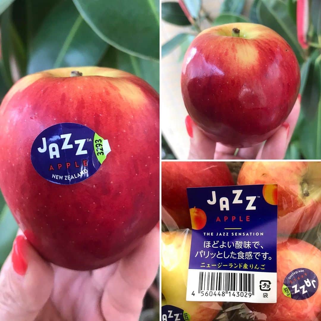 岡まゆみのインスタグラム：「知ってる？<JAZZ >って言うリンゴ🍎シャキシャキとサッパリ🍎生産地はニュージーランド🇳🇿🤣#JAZZ #リンゴ#JAZZ Apple#岡まゆみ」