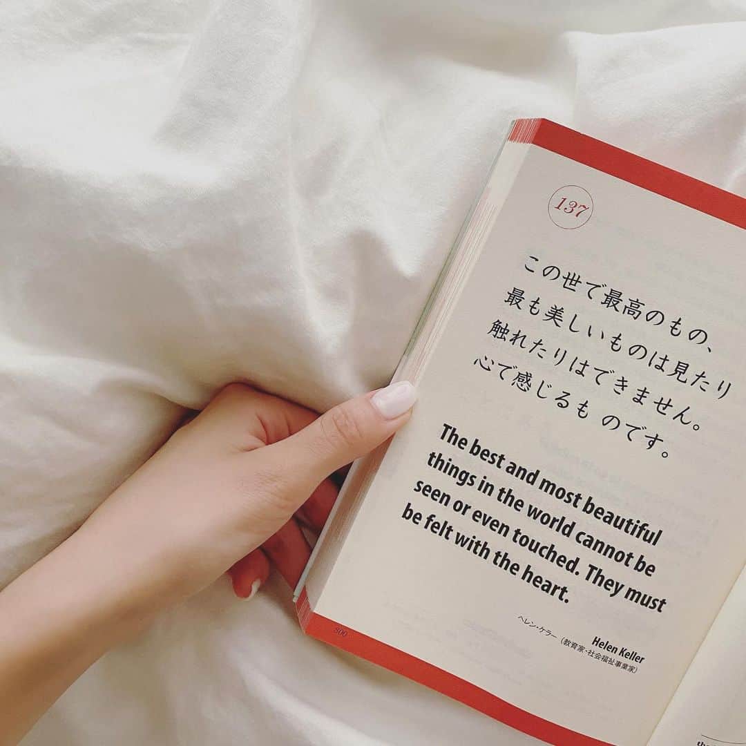 月島桃花のインスタグラム：「. 最近もらった暖かいギフト それは手にとって目でみて触れるモノではないけど 心の底から欲しかったもの。 この贈り物は一生手放すことはない 相手のことを考えながら 大事に思う気持ちを込めた言葉の贈りもので。 私は大きさや価値じゃなく その贈り物の目では見えない中身を 大事にしたい。 もちろん相手に贈るときも。 すごく暖かくて 人が素直になる瞬間はとても素敵だと思った Thanks my beloved🌿❤️」