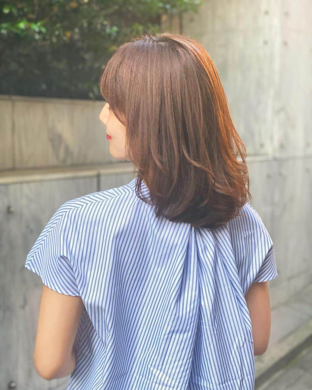 石井里奈さんのインスタグラム写真 - (石井里奈Instagram)「こんにちは☀️ . 最近暑かったので、爽やかな青のストライプシャツで涼しげコーデ💕 . tops... @ciena_official  skirt... @oblekt_jp  earrings... @areem.accessory  . 週末、 @rillee_on でハイフの進化系のソニックフィットを受けたんだけど、日をを重ねるにつれて、効果がでてきて顔がが本当にすっきり💕✨ . 施術直後もスッキリして別人級だっただけど、最近会う人会う人に痩せたねって言われるのが嬉しい💕ハイフと違って痛くなくて本当気持ちいいのでエステしてる感覚でした🙆‍♀️❤️ . ヘアも @michellebyafloat_hair でミネコラしたので水分たっぷり潤った髪に✨ いつもありがとうございます💕 . 午後も頑張っていきましょう💕 . #リリーオン #ソニックフィット #小顔 #リフトアップ #ciena #シエナ #stylebar #ミネコラ #ヘアトリートメント #小顔矯正 #ダイエット #diet #シャツコーデ #デニムコーデ #カジュアルコーデ #梅雨コーデ #夏コーデ #夏服コーデ #シャツ #ストライプ #stripe #denim #艶髪 #ミディアムヘア #ミディアム #ヘアスタイル #巻き髪 #ピアス #ヘアカラー #トリートメント」6月30日 12時12分 - ri7tin1025