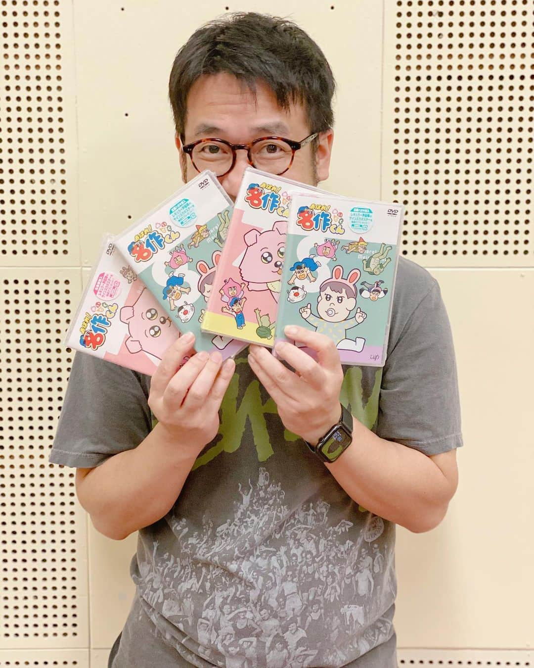 あはれ!名作くんさんのインスタグラム写真 - (あはれ!名作くんInstagram)「「名作くん」の中の人たちがDVD⑦⑧巻と一緒に写真とってくれたっす～！﻿ あざす！！﻿ ﻿ ちな、昨日Twitterでむすびパイセンがいってたっすけど﻿ 「DVD⑦⑧巻のキャストサイン入りポスタープレゼントキャンペーン」は﻿ 今日6月30日消印有効になってるっすよ。﻿ ﻿ まだ出してない人は、ポストの回収時間までに出してくださいっす！﻿ （回収時間をすぎると今日の消印にならないっすよ）﻿ もしくは郵便局に直接持ち込んで今日の消印を押してもらうっす～。﻿ ﻿ ﻿ #たくさんの応募待ってるっすよ！﻿ #みんな盛れてて良き良き﻿ #なすなかにし さん﻿ #うしろシティ さん﻿ #小野賢章 さん﻿ #江口拓也 さん﻿ #名作くん﻿ #あはれ名作くん﻿ #NHK」6月30日 12時20分 - meisakukun