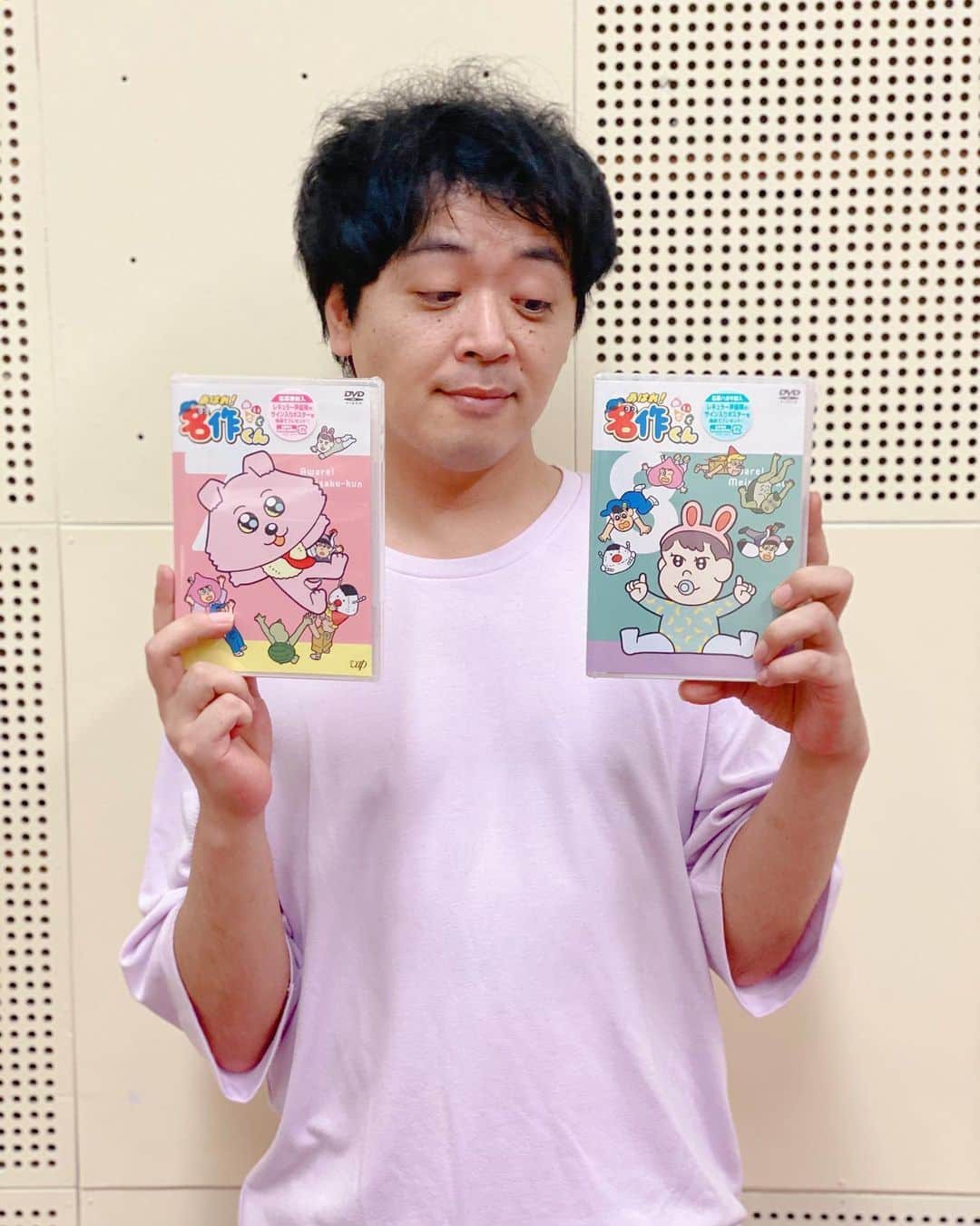 あはれ!名作くんさんのインスタグラム写真 - (あはれ!名作くんInstagram)「「名作くん」の中の人たちがDVD⑦⑧巻と一緒に写真とってくれたっす～！﻿ あざす！！﻿ ﻿ ちな、昨日Twitterでむすびパイセンがいってたっすけど﻿ 「DVD⑦⑧巻のキャストサイン入りポスタープレゼントキャンペーン」は﻿ 今日6月30日消印有効になってるっすよ。﻿ ﻿ まだ出してない人は、ポストの回収時間までに出してくださいっす！﻿ （回収時間をすぎると今日の消印にならないっすよ）﻿ もしくは郵便局に直接持ち込んで今日の消印を押してもらうっす～。﻿ ﻿ ﻿ #たくさんの応募待ってるっすよ！﻿ #みんな盛れてて良き良き﻿ #なすなかにし さん﻿ #うしろシティ さん﻿ #小野賢章 さん﻿ #江口拓也 さん﻿ #名作くん﻿ #あはれ名作くん﻿ #NHK」6月30日 12時20分 - meisakukun