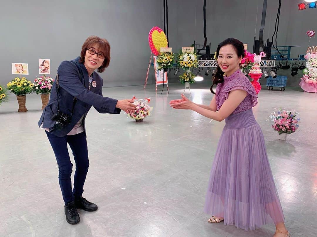 宍戸留美のインスタグラム：「#坂崎幸之助 #アルフィー #thealfee #握手 #してもらいたかった #ソーシャルディスタンス #しおこうじ #フォーク村 #フジテレビNEXT #生放送 #歌番組  #嬉しすぎる #村長 #ももいろクローバーz」