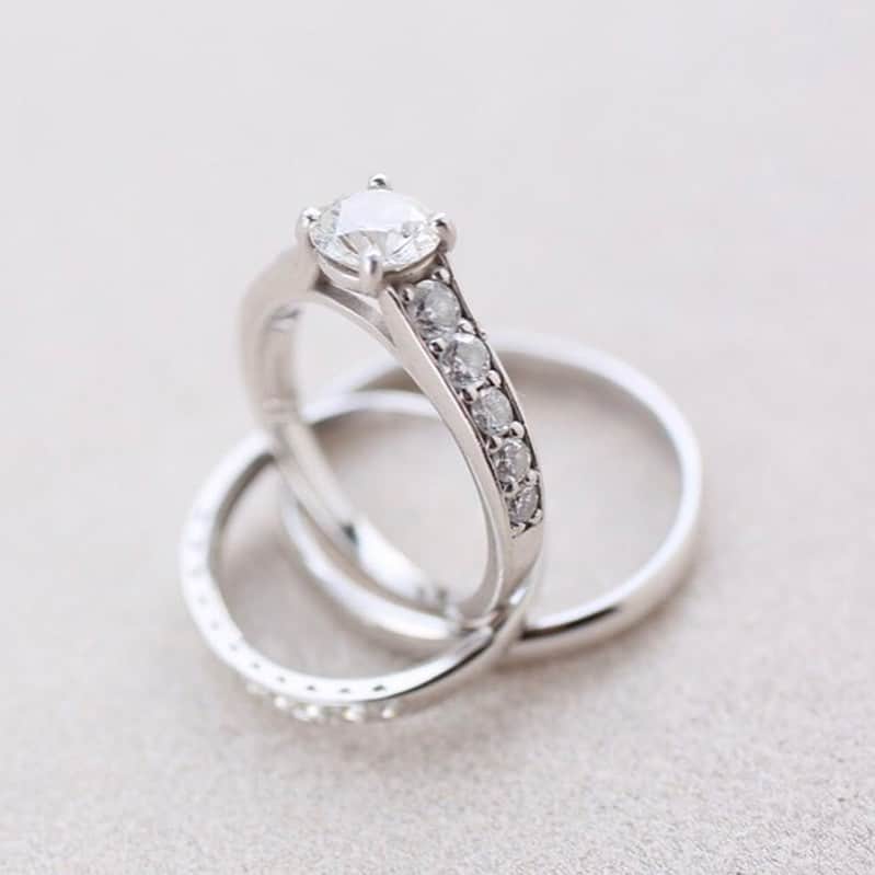 鈴木絢子さんのインスタグラム写真 - (鈴木絢子Instagram)「・ ・ 【ジューンブライド💍】 6月ももう終わり。 梅雨のジメジメした気分のときも、 花×ダイヤの組み合わせが最高の癒しに✨ ・ ジューンブライド👰にも普段使いにもオススメの、 一粒ダイヤのリングも続々と新作発売中です✨ ・ 今年は婚約＆結婚指輪もゴールド系が人気。 私もイエローベースの肌に似合うイエローゴールドを着用中🌟 カジュアルダウン時にも合わせやすい、万能カラーです🤗 ・ #楽天1位 #ツノジュエリー  リング一覧はコチラ↓↓🦌✨ https://item.rakuten.co.jp/tsunotokyo/c/0000000100/ ・ 💍婚約指輪は0.3ct  @25万円均一で展開中です✨ ・ ・ ・ #婚約指輪 #一粒ダイヤ #リーズナブルで高品質 #ジュエリーデザイナー #ツノジュエリー #ジュエリーコーディネーター #美容家 #美肌ジュエリー #ダイヤモンド #プラチナ #ご褒美 #指輪 #ブライダル #リング #jewelry #tsunojewelry #diamond #🌸 #💎 #💍」6月30日 23時13分 - ayako_suzuki810