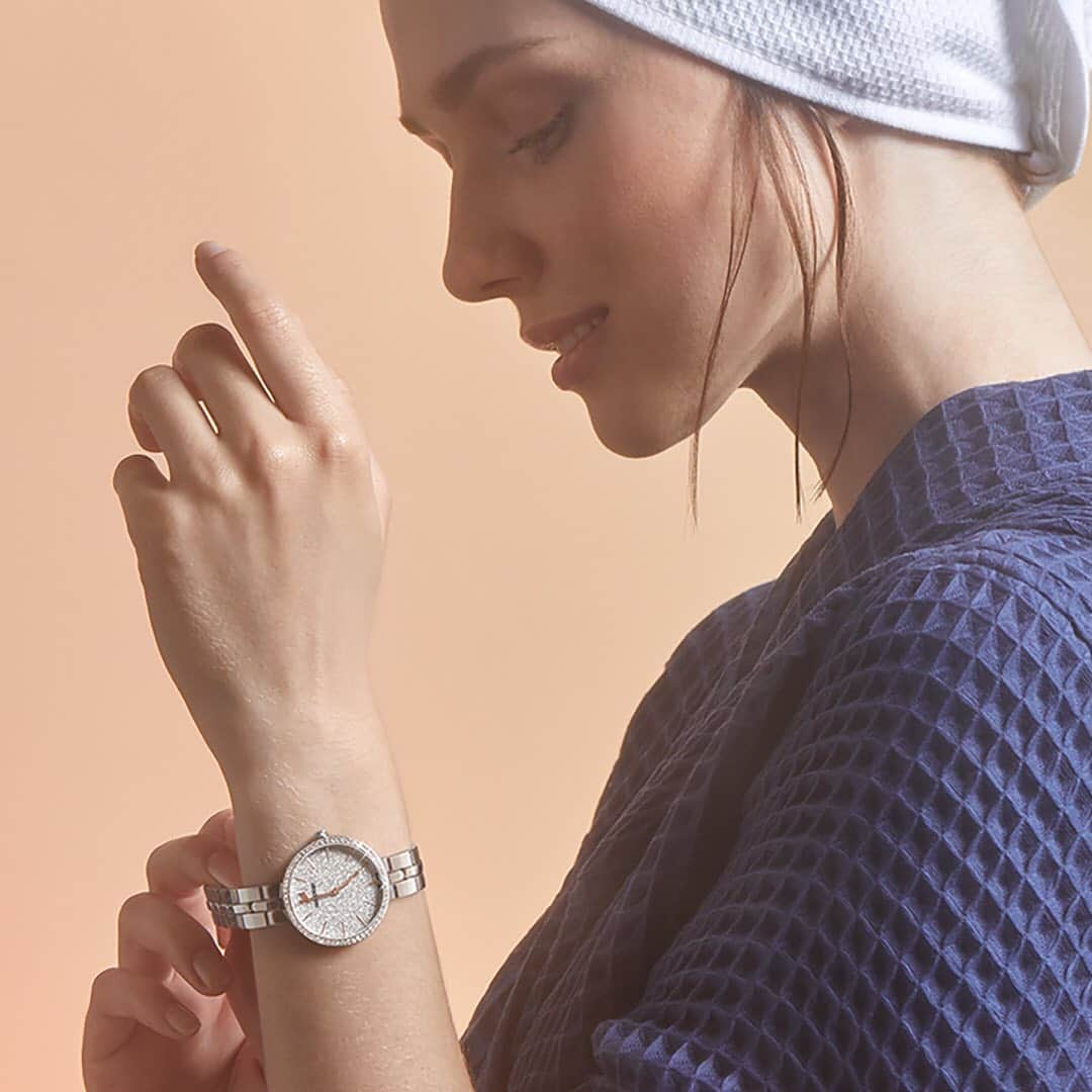 SWAROVSKIさんのインスタグラム写真 - (SWAROVSKIInstagram)「Accessible self-care comes courtesy of the new Cosmopolitan watch. #SparkDelight」6月30日 23時14分 - swarovski