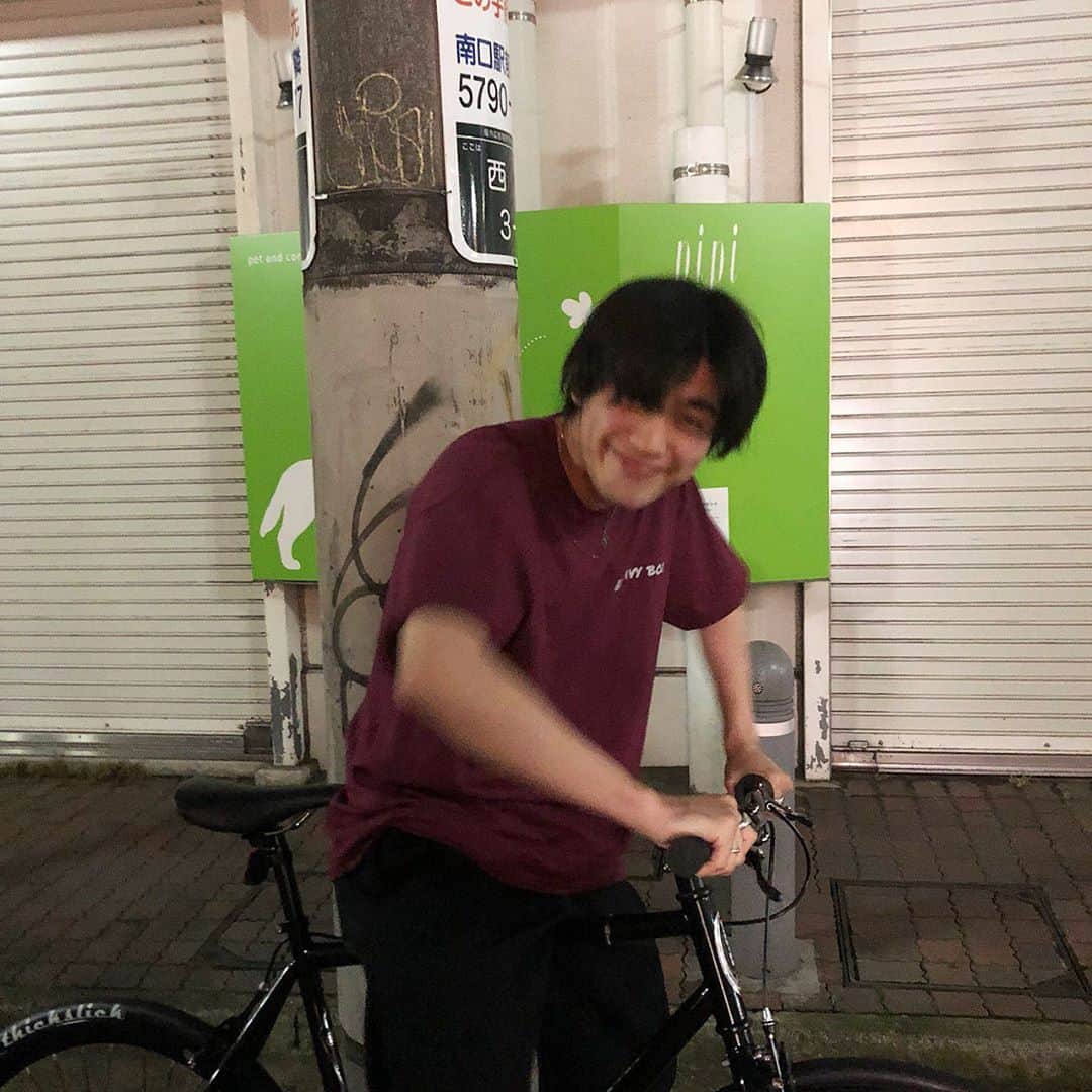 樫尾篤紀さんのインスタグラム写真 - (樫尾篤紀Instagram)「今日で6月が終わって 明日から7月だーー 半袖の服着てても、ほんとに暑いね。 暑すぎるから、熱中症にならないように水分補給しないとだね！！ 最近友達が自転車を買ったので、一緒にサイクリングができるようになって嬉しかったな🚴‍♀️🚴‍♀️ 自分の自転車かのようにキメて撮りました。 #自転車 #樫尾篤紀 #夏ですね #でもまだ梅雨」6月30日 21時48分 - kashioatsuki