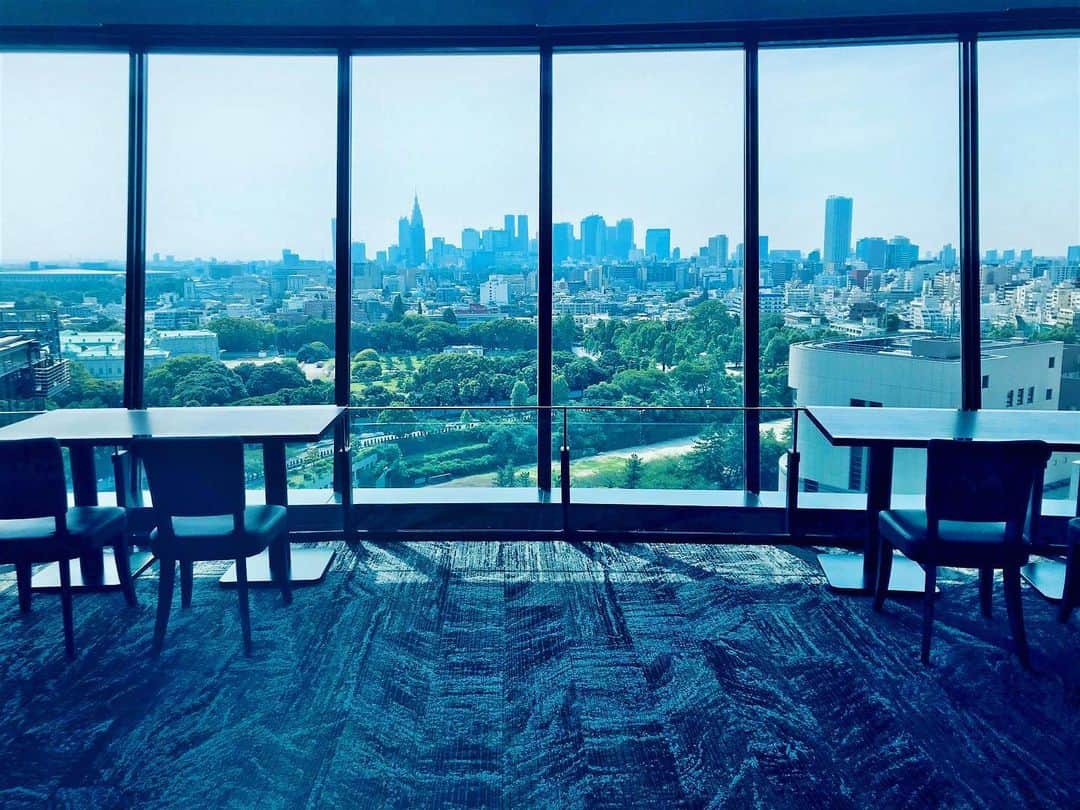 のインスタグラム：「【VIEW & DINING THE SKY 営業再開のお知らせ】﻿ ﻿ お客さまに安心してご利用いただけるよう対策をしたうえで、7月10日（金）のディナーより営業を再開いたします。﻿ 圧倒的なパノラマ眺望・シェフが目の前で仕上げる美食の数々をお楽しみください🥂✨﻿ ﻿ ◇ご予約は当アカウント @hotelnewotanitokyo プロフィール「料理を注文」ボタンより7月10日以降の日時をご指定ください。﻿ ﻿ 【7/10 FRI Reopening!】﻿ Most amazing buffet experience ever with a stunning view of Tokyo! Enjoy Sushi, Tempura, and Teppanyaki freshly prepared right at the counter! ﻿ ﻿ Restaurant VIEW & DINING THE SKY, Hotel New Otani Tokyo﻿」