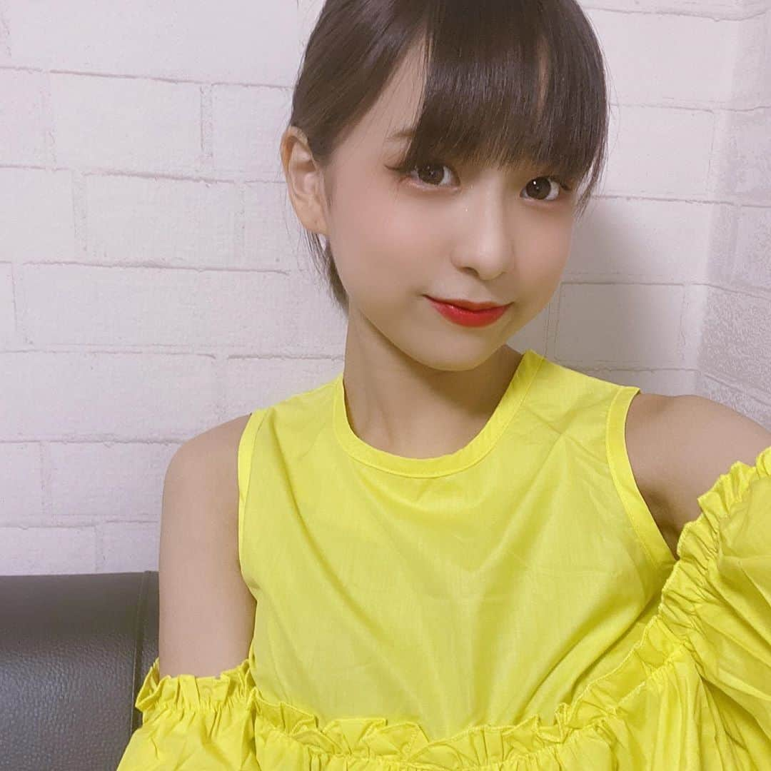 佐藤ひなたさんのインスタグラム写真 - (佐藤ひなたInstagram)「・ ・ 今日は初めてのお洋服を着てみました！ ・ ・ #6月も終わり〜 #1ヶ月 #お疲れさま ☺︎ #NiziProject 見ちゃった #NiziU さん #尊敬 します！ #影響されて #SODA で雰囲気まね のつもり #リップ は #最近 #おきにいり の #メイベリン の #赤リップ ♡ #そして #自分流 の #地雷メイク #黄色 #Love #カラー #キューガルモデル #佐藤ひなた #ひな #ひなdays」6月30日 21時44分 - hinata_sato_official