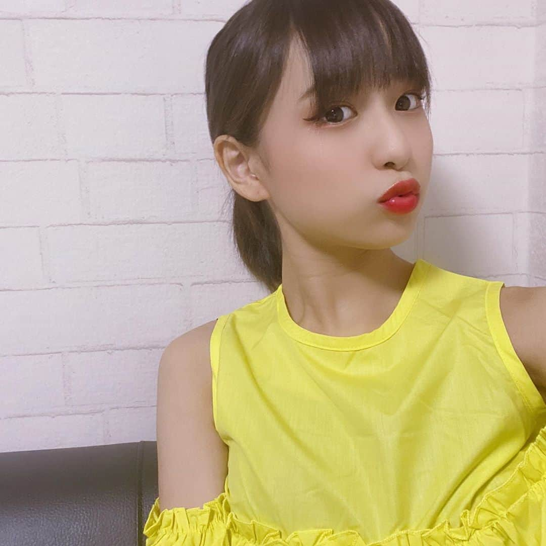 佐藤ひなたさんのインスタグラム写真 - (佐藤ひなたInstagram)「・ ・ 今日は初めてのお洋服を着てみました！ ・ ・ #6月も終わり〜 #1ヶ月 #お疲れさま ☺︎ #NiziProject 見ちゃった #NiziU さん #尊敬 します！ #影響されて #SODA で雰囲気まね のつもり #リップ は #最近 #おきにいり の #メイベリン の #赤リップ ♡ #そして #自分流 の #地雷メイク #黄色 #Love #カラー #キューガルモデル #佐藤ひなた #ひな #ひなdays」6月30日 21時44分 - hinata_sato_official