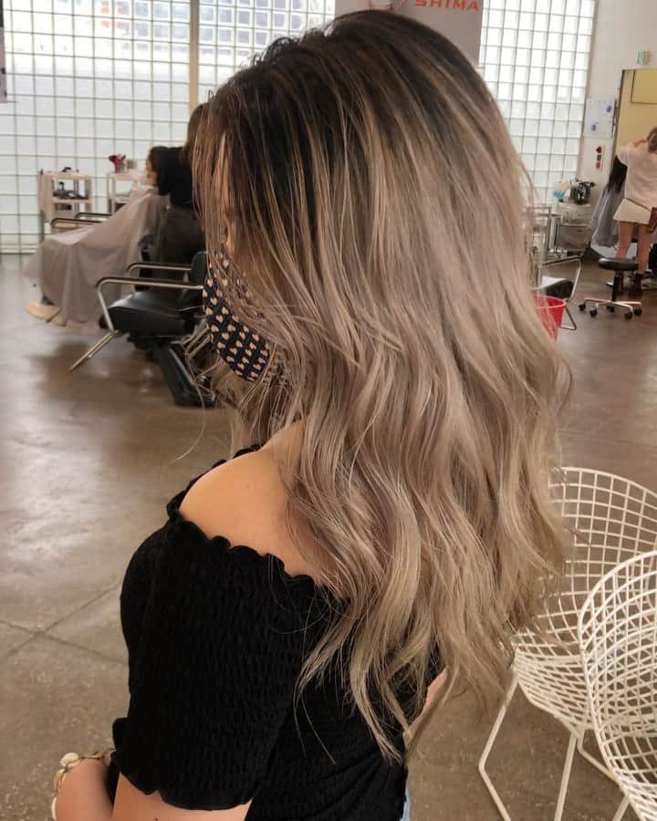 神能裕貴のインスタグラム：「🌫 effortless cut ×  shadow root 🌫 . "ラフで適当がカッコいい" . . 【エフォートレスカット】 ◉ラフに決まるセットも簡単なカット. ◉飾らず、抜け間のある雰囲気に！ ◉軽やかで美しい女性. . . 【シャドールーツ】 ◉根元のコントラストでクールな印象へ. ◉伸びても根元が気にならない！ ◉自信と魅力のある女性.  以上の効果が期待できます💫  #effortlesscut#balayage#highlight#shadowroot#ombre #オンブレ#オンブレカラー#ハイライト#バレイライト#バレイヤージュ#海外ヘアー#リアル海外ヘアー#ラフカット#エフォートレスカット#ラフで適当がカッコいい#ラフで色気のあるヘアー#SHIMA」