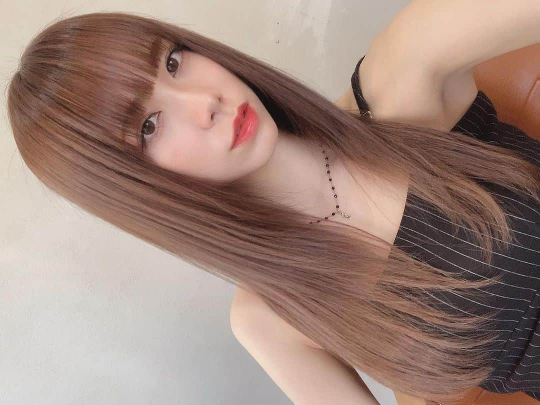 朱音のインスタグラム：「今日で27歳になりました〜！たくさんおめでとうありがとうございます🖤 相変わらずですがこんなわたしを愛してください〜🥺  #todayismybirthday #birthday #생일 #630」