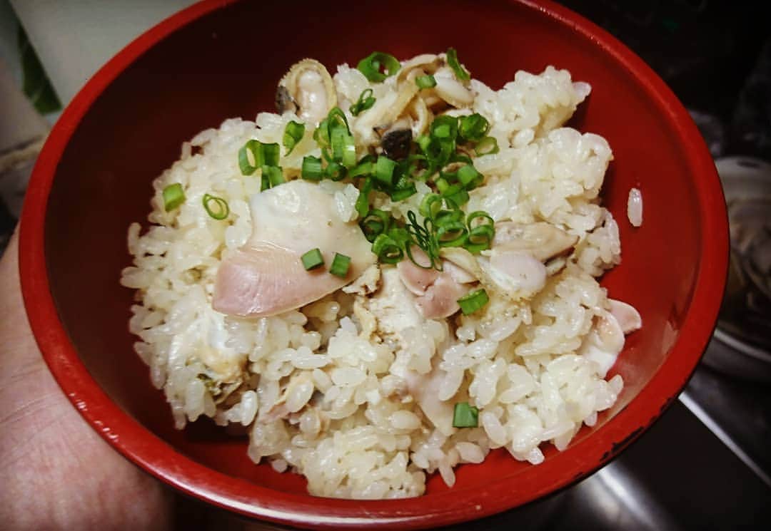 のインスタグラム：「『ハマグリご飯』蛤と昆布でお出汁をとって、そのお出汁でご飯を炊いてハマグリは後で混ぜるのです(*^^*) 味付けは、白だしとお醤油♪旨いのです！  #はまぐりご飯 #ハマグリ #ハマグリの炊き込みご飯 #炊き込みご飯 #九十九里産 #おうちごはん #レギュラー松本 #あるある探検隊」