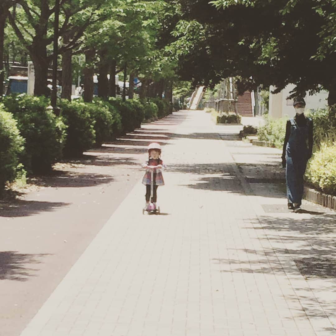 三枝亜紀のインスタグラム：「. . いつかの母娘。 . . え？母もいる？（笑） . . 日焼け防止の格好が見事な擬態となりました(^^ゞ . . 木の陰かよっ！」