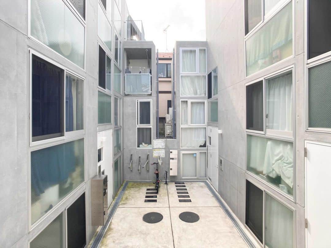 のインスタグラム：「『明るい半地下生活 S101』﻿ ﻿ ・東急世田谷線若林駅 徒歩4分﻿ ・10.4万円・29.63㎡・1LDK﻿ ___________________________________________________________________﻿ ﻿ 世田谷線の「若林」駅から歩いて4分。﻿ ﻿ 半地下が玄関の地上3階建デザイナーズメゾネット、実質お部屋の2階が地上1階という構成の1LDKをご紹介。写真は1枚目がメゾネット2階の窓からの眺め、2枚目が建物外観。踏切横のおしゃれな建物です。﻿ ﻿ ▼詳細、そのほかのお部屋はプロフィールのリンクから﻿ @setagayakurasson﻿ ___________________________________________________________________﻿ ﻿ 「オンラインでお部屋探し」スタートしました💁‍♀️💁‍♂️﻿ ご相談お待ちしております。 ﻿ ﻿ _____________________________________________________________________﻿ ﻿ #せたがやクラソン #せたがやンソン #賃貸 #お部屋探し #世田谷区 #世田谷散歩 #リノベーション #賃貸インテリア #日常 #ひとり暮らし  #世田谷線  #デザイナーズ  #オンラインお部屋探し #お家時間  #若林駅 #三茶  #打ちっぱなし #半地下 #メゾネット #風」